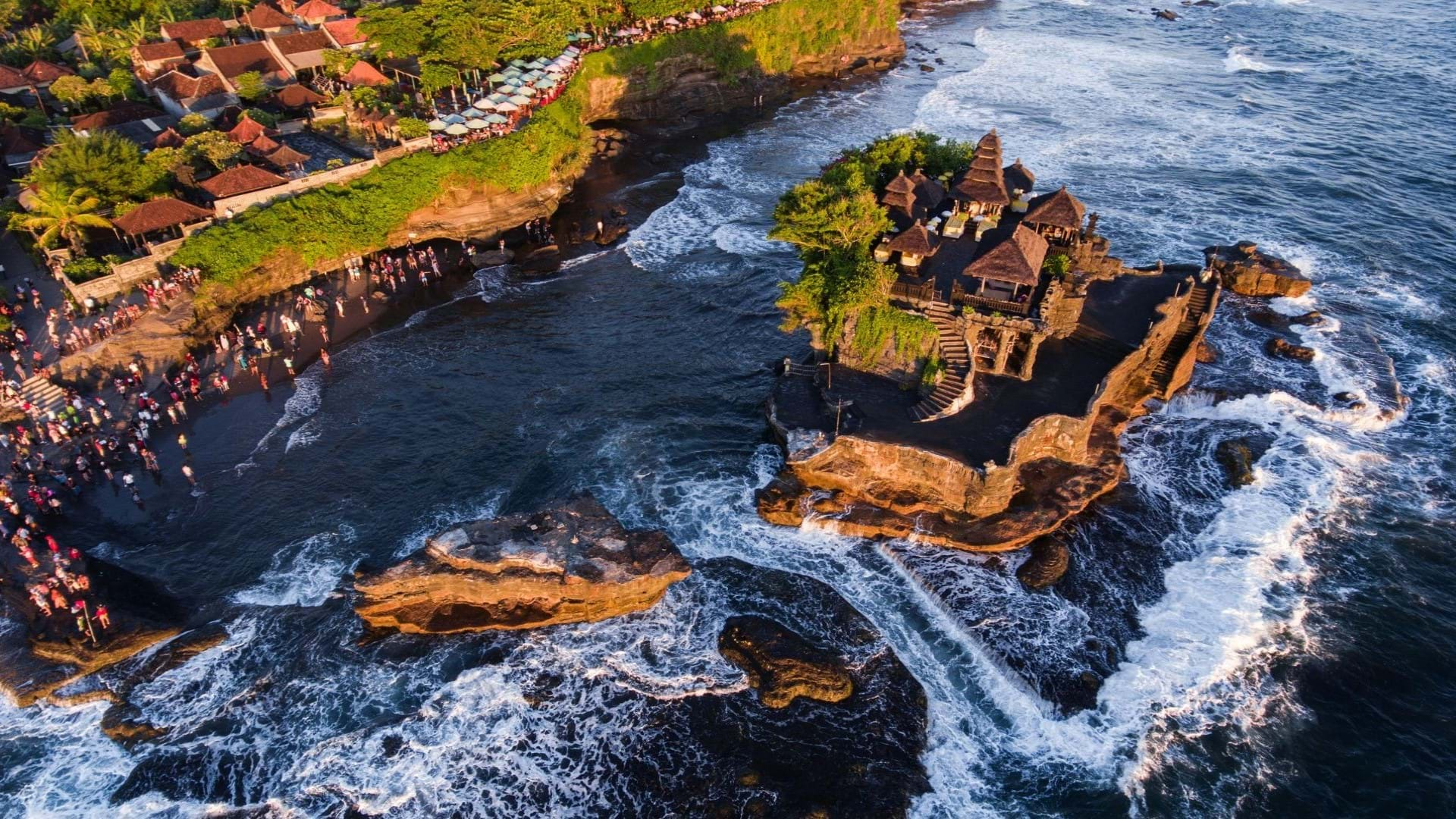 Bali putovanje, hram Tanah Lot na obali mora.