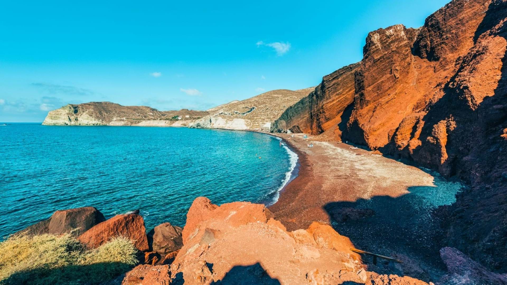 Vulkanska plaža koju posećujemo na Santorini putovanju