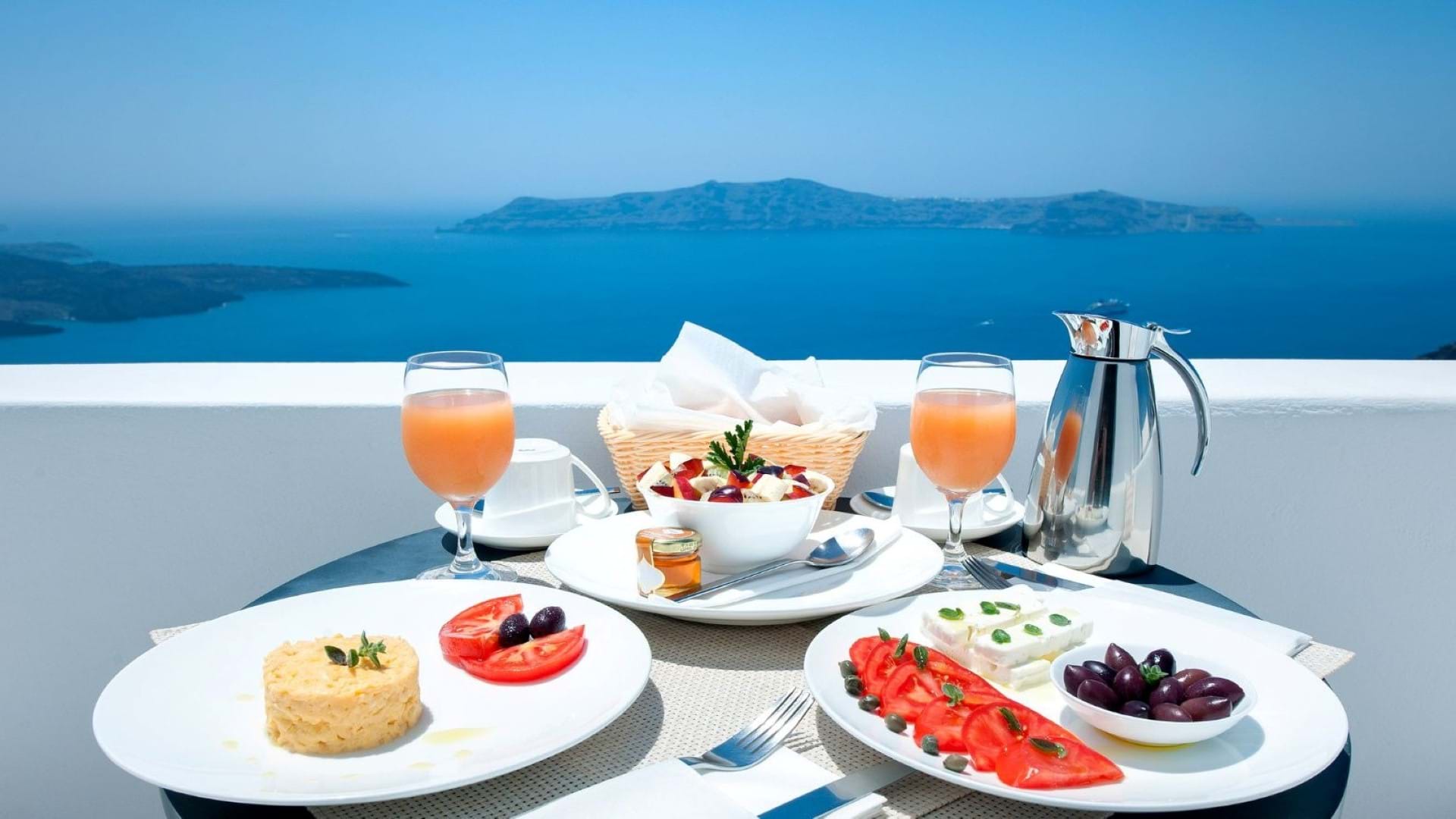 Odličan izbor hrane i pića na putovanju u Santorini
