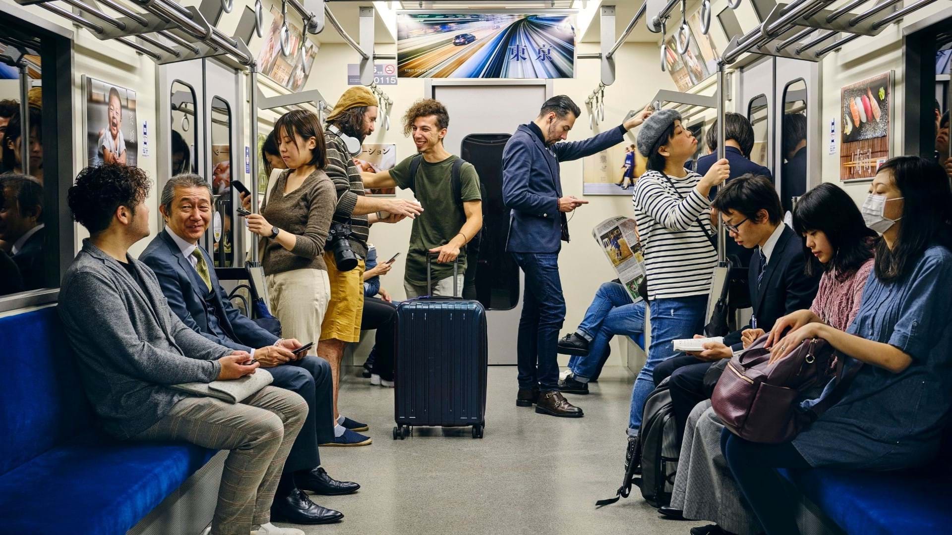 Japan, putnici u brzom vozu.