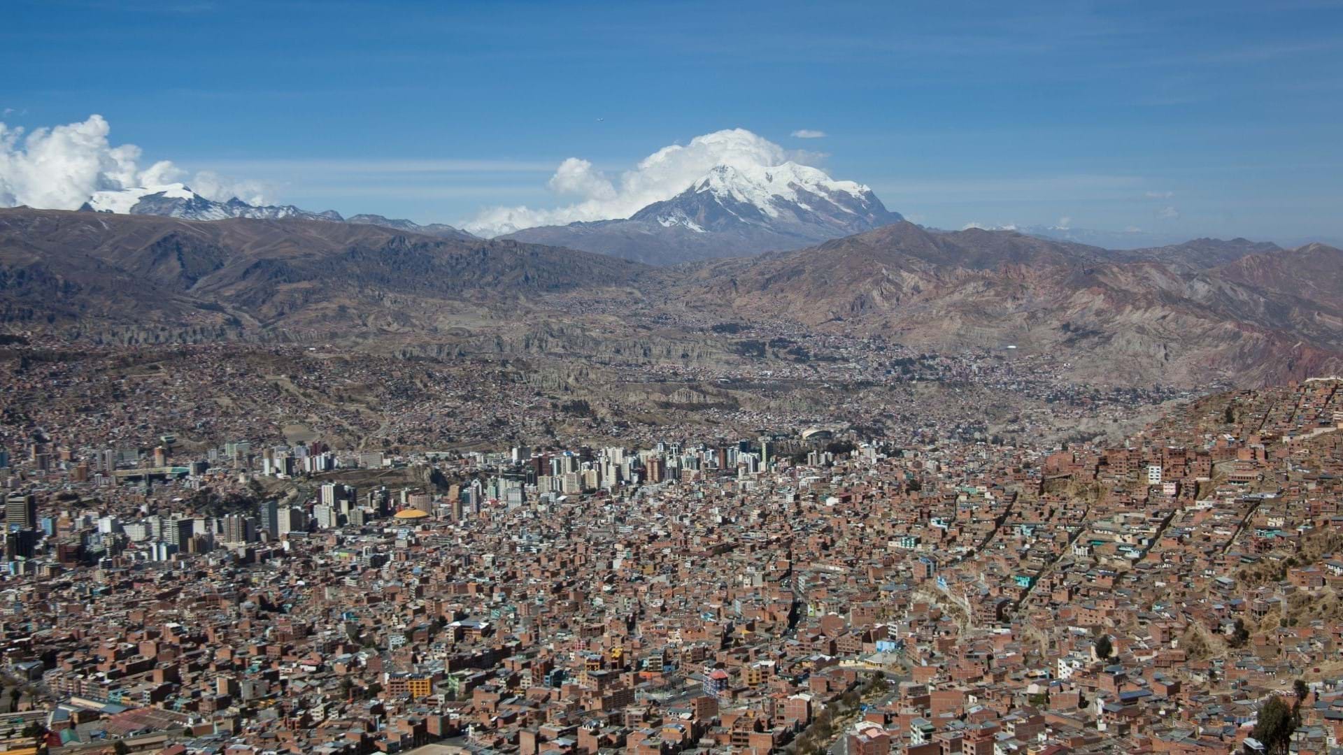 La Paz Bolivija, slikan iz vazduha, vrhovi planine Andi koje ga okružuju.