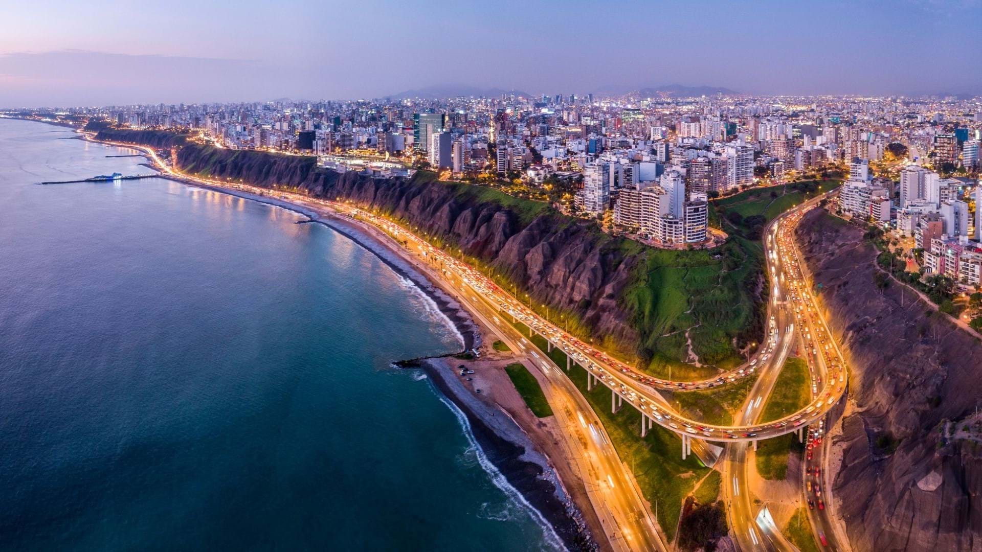 Lima u Peruu, slikana iz vazduha. Obala i neboderi na obali.