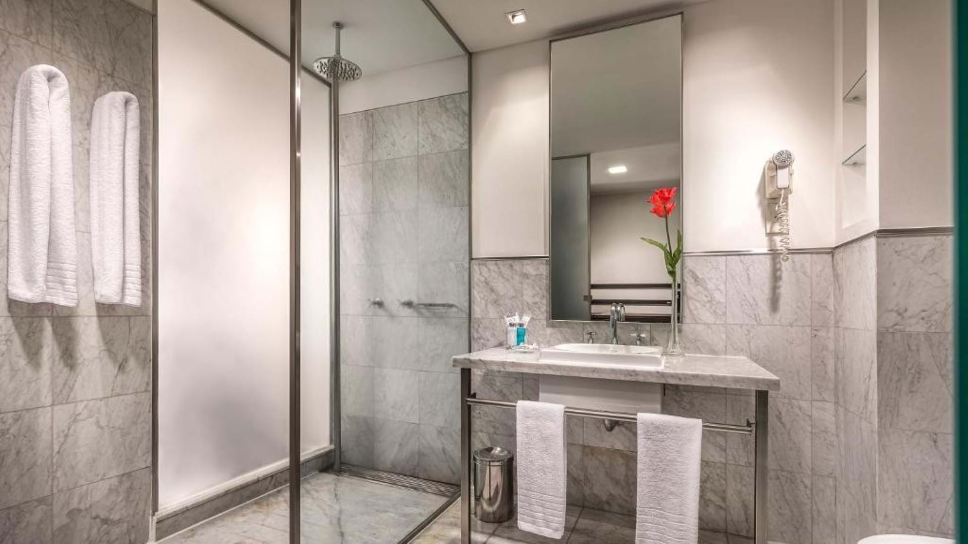 Broadway Hotel & Suites