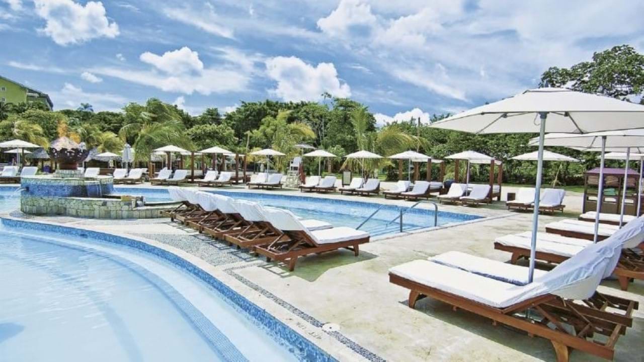 Sandals Ochi Beach Resort 5*  Jamajka