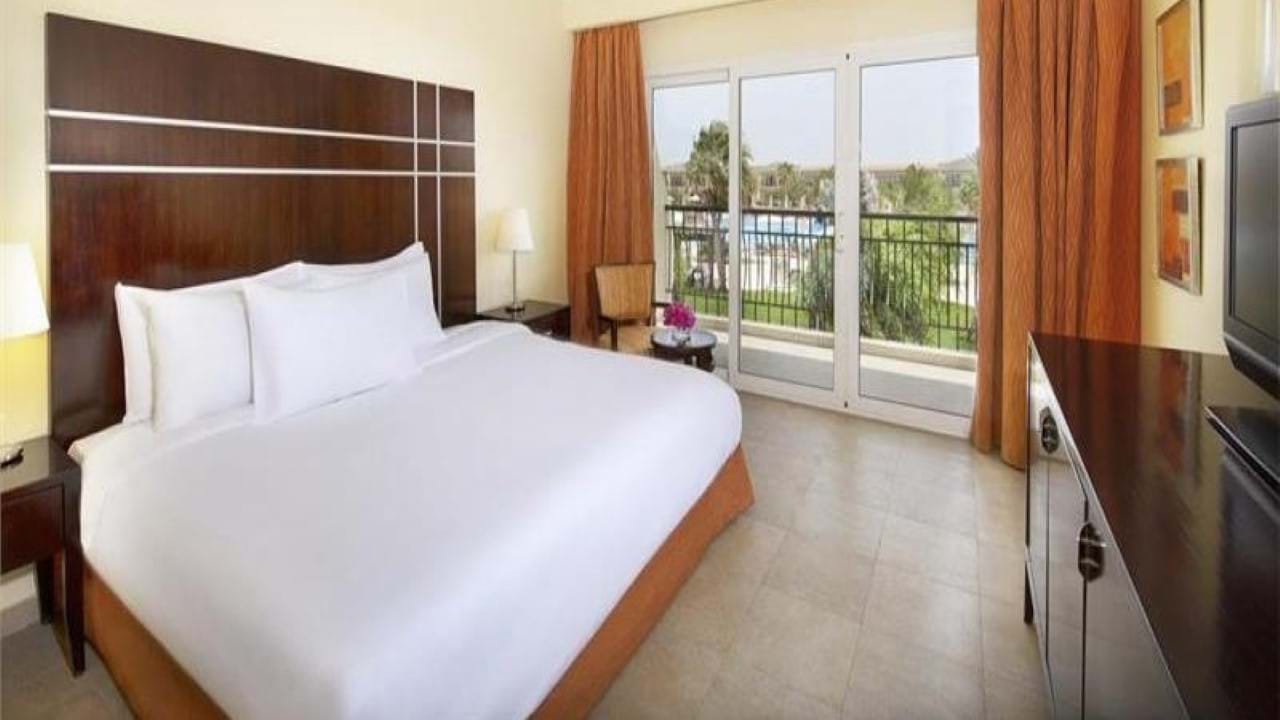 HILTON SHARKS BAY RESORT  5*