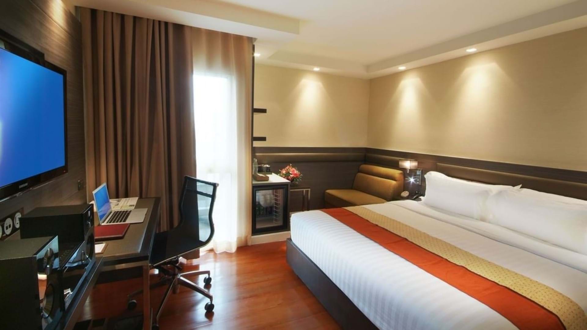 Amora NeoLuxe Suites Hotel