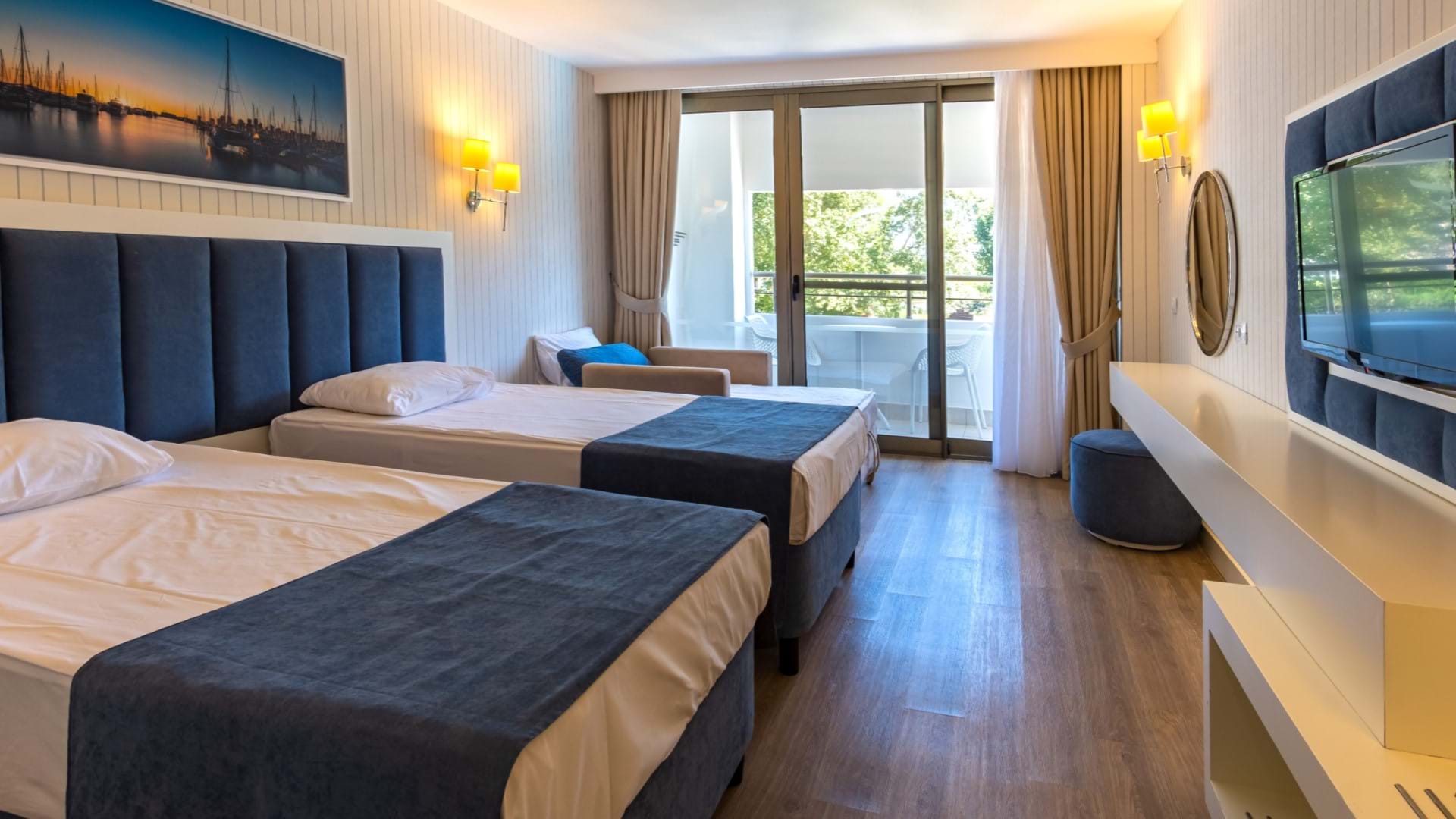 Dvokrevetna confort soba u hotelu Mirada Del Mar, sa pomocnim ležajem.