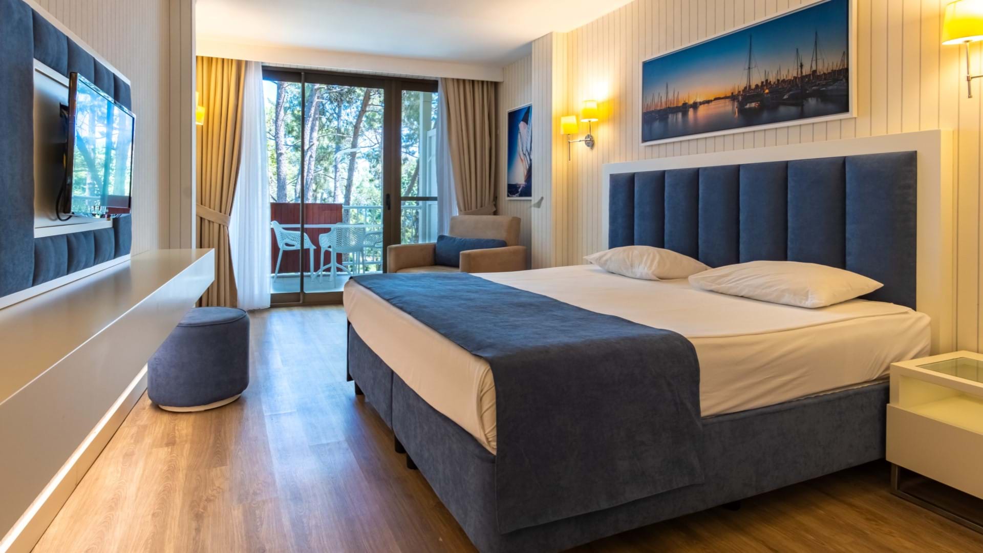 Soba sa francuskim ležajem u Hotelu Mirada del Mar Kemer, Turska.