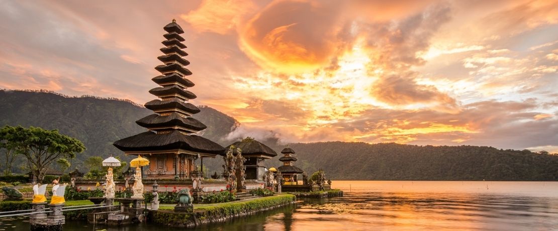 Bali putovanje - hram na obali jezera u kome se ogleda zalazak sunca