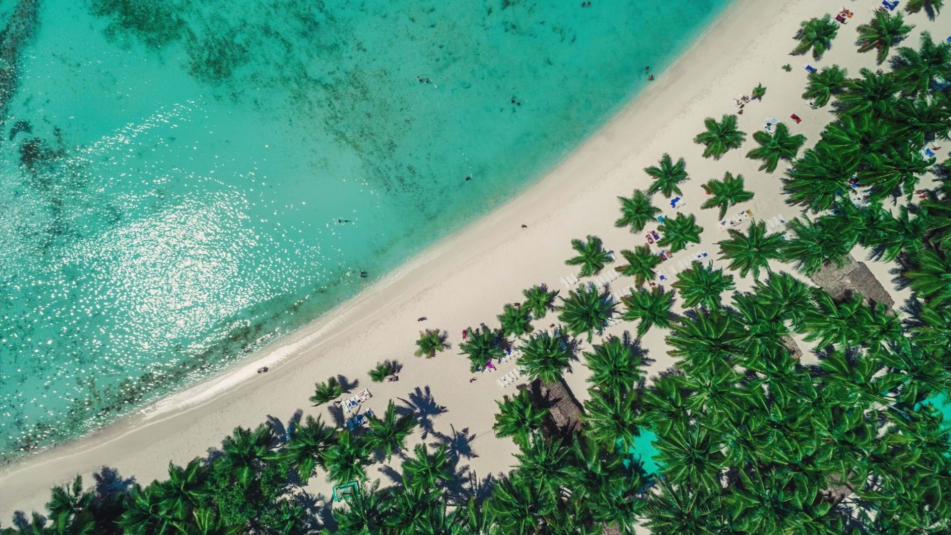 Jedna od mnogobrojnih egzotičnih plaža u Dominikanskoj Republici slikana odozgo. 