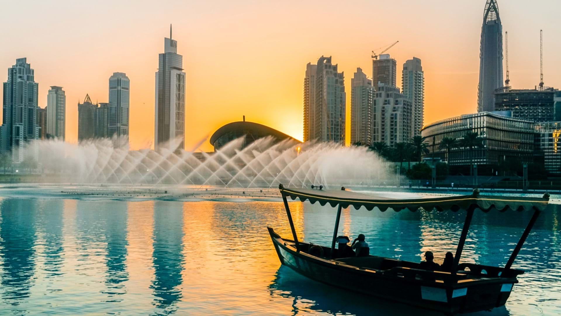 Dubai fontane i zgrade u centru Marine.