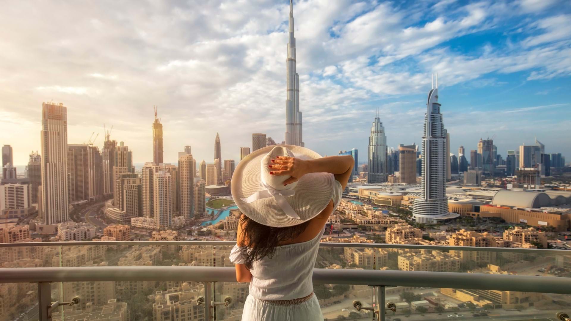 Devojka okrenuta leđima koja leda u Dubai i najveću zgradu na svetu Burj Kalifu.