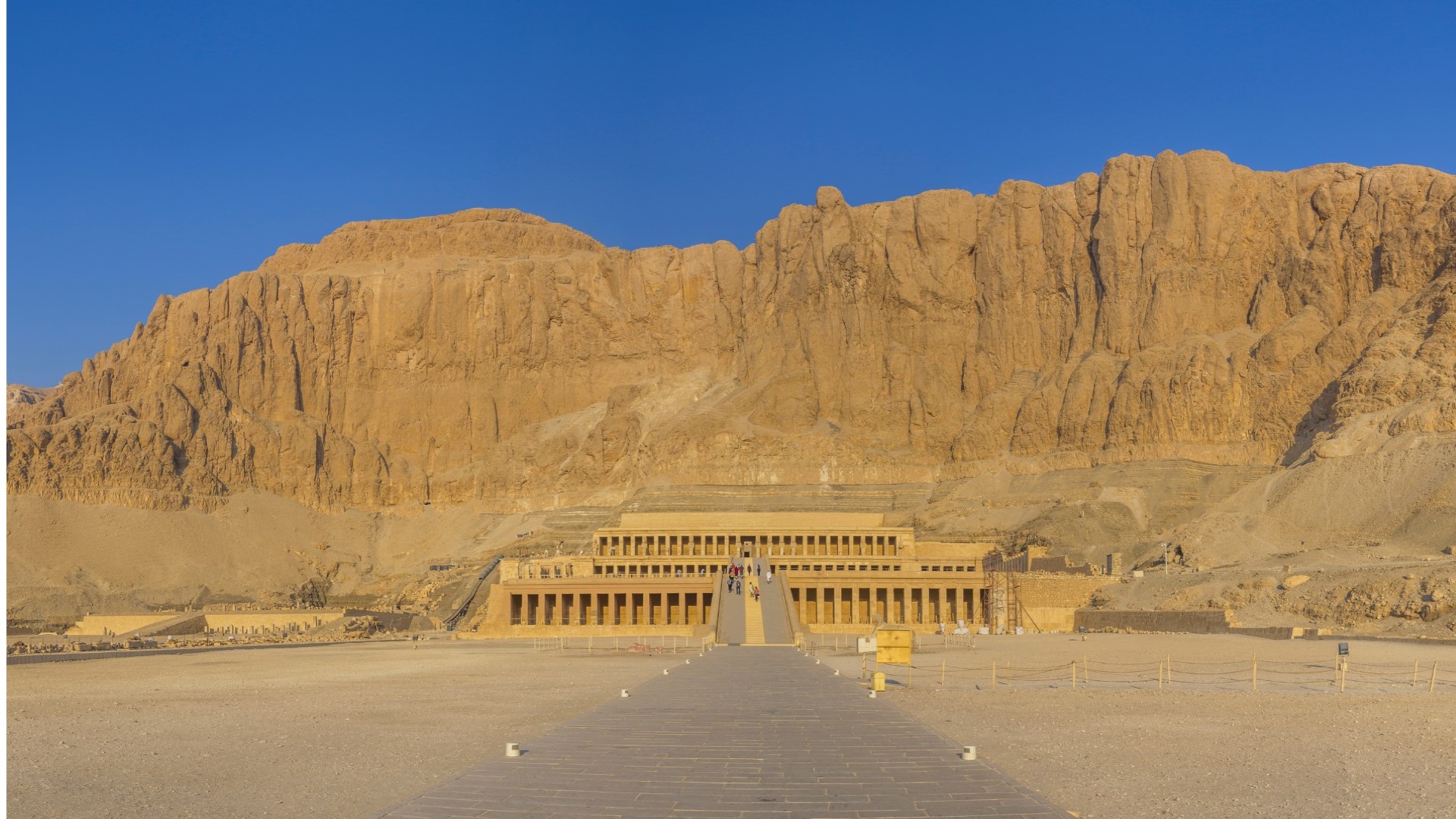 Luksor, dolina Bogova. Prelep prizor hrama koji se utapa u planine i pustinju.