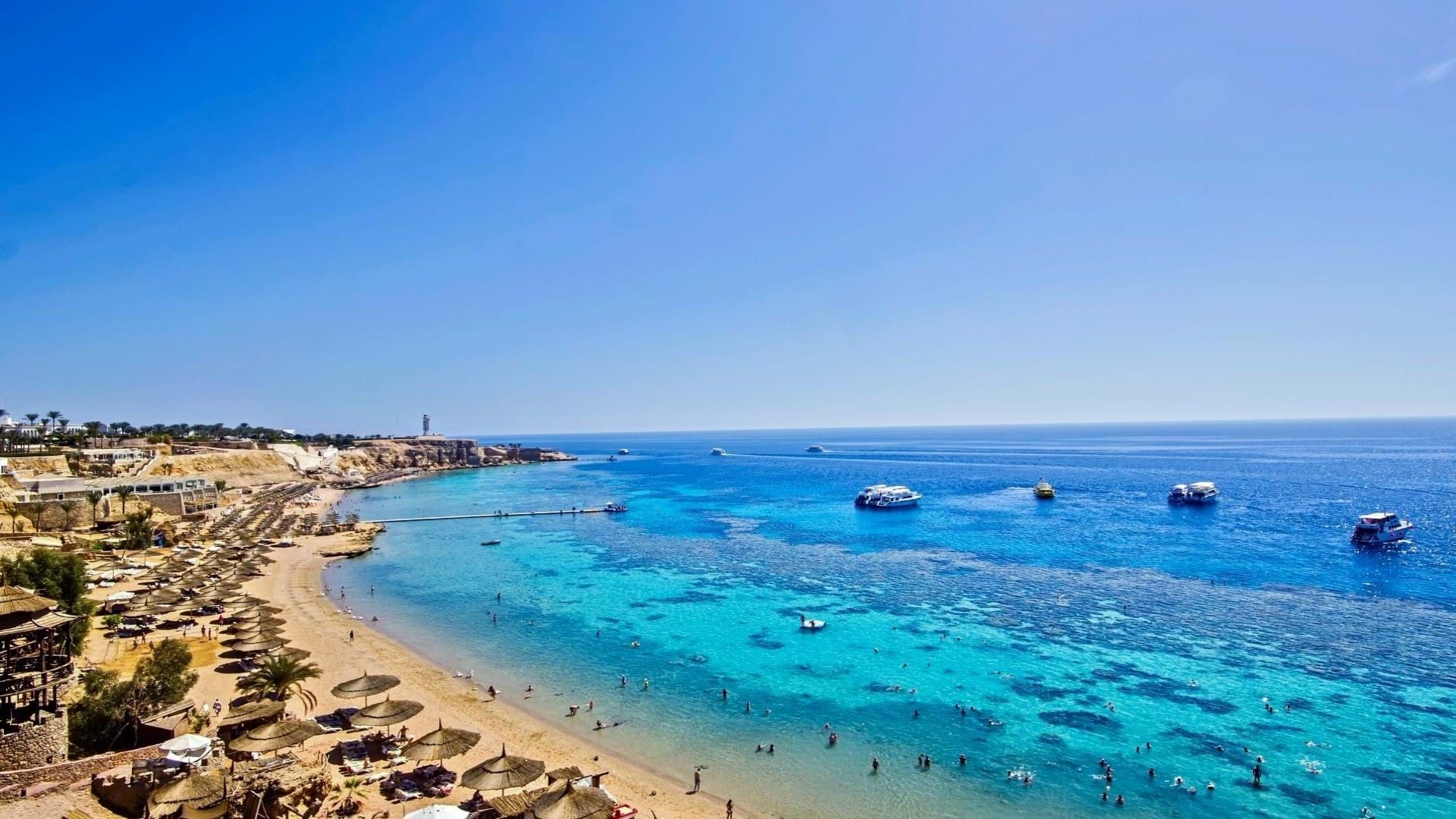 Prelepa plaža sa tirkiznom bojom mora i koralnim grebenom za ronjenje i snorkling u Egiptu.