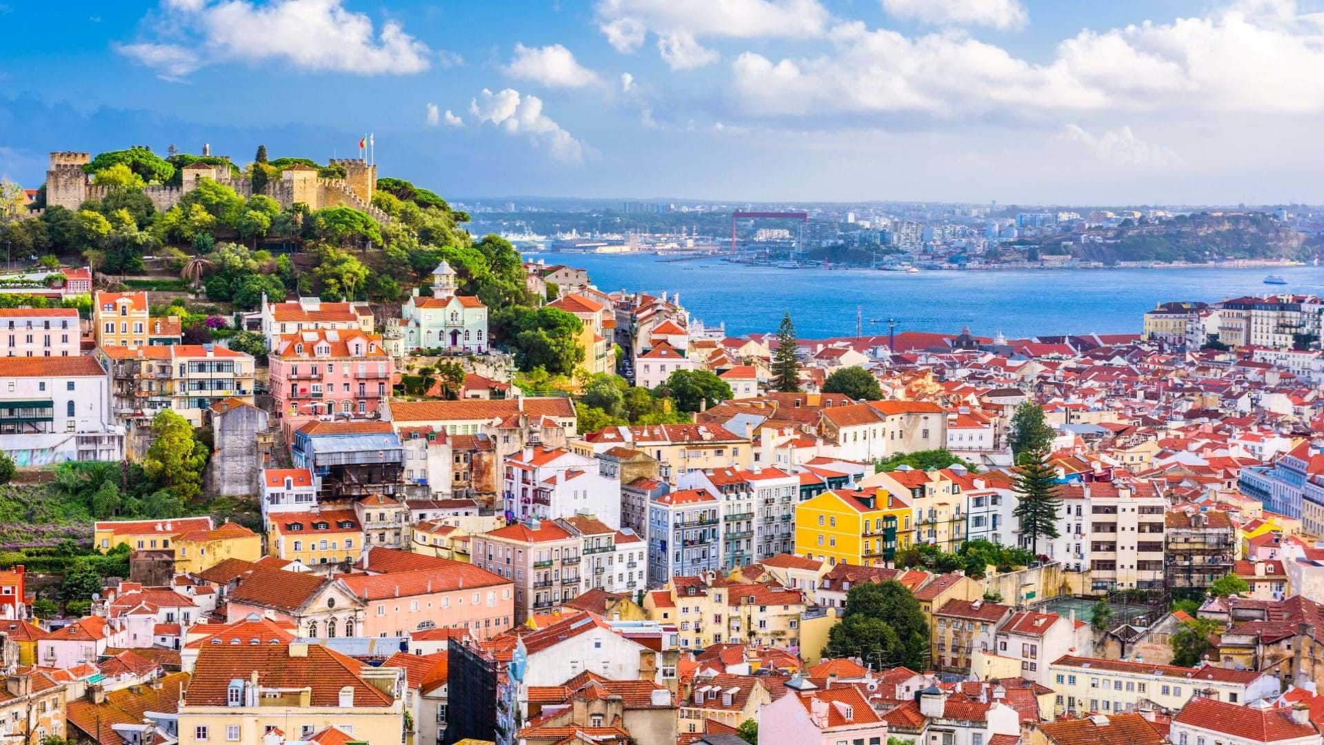 Lisabon je grad na zapadnoj obali Portugalije i ujedno glavni grad ove države.