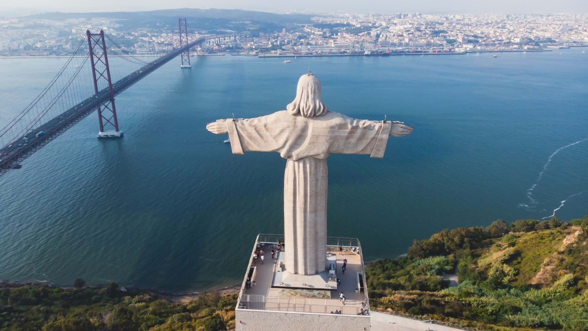 Statua Isusa Hrista u Lisabonu po uzoru na statu iz Rio De Žaneira, koja gleda na grad i most 25 april 
