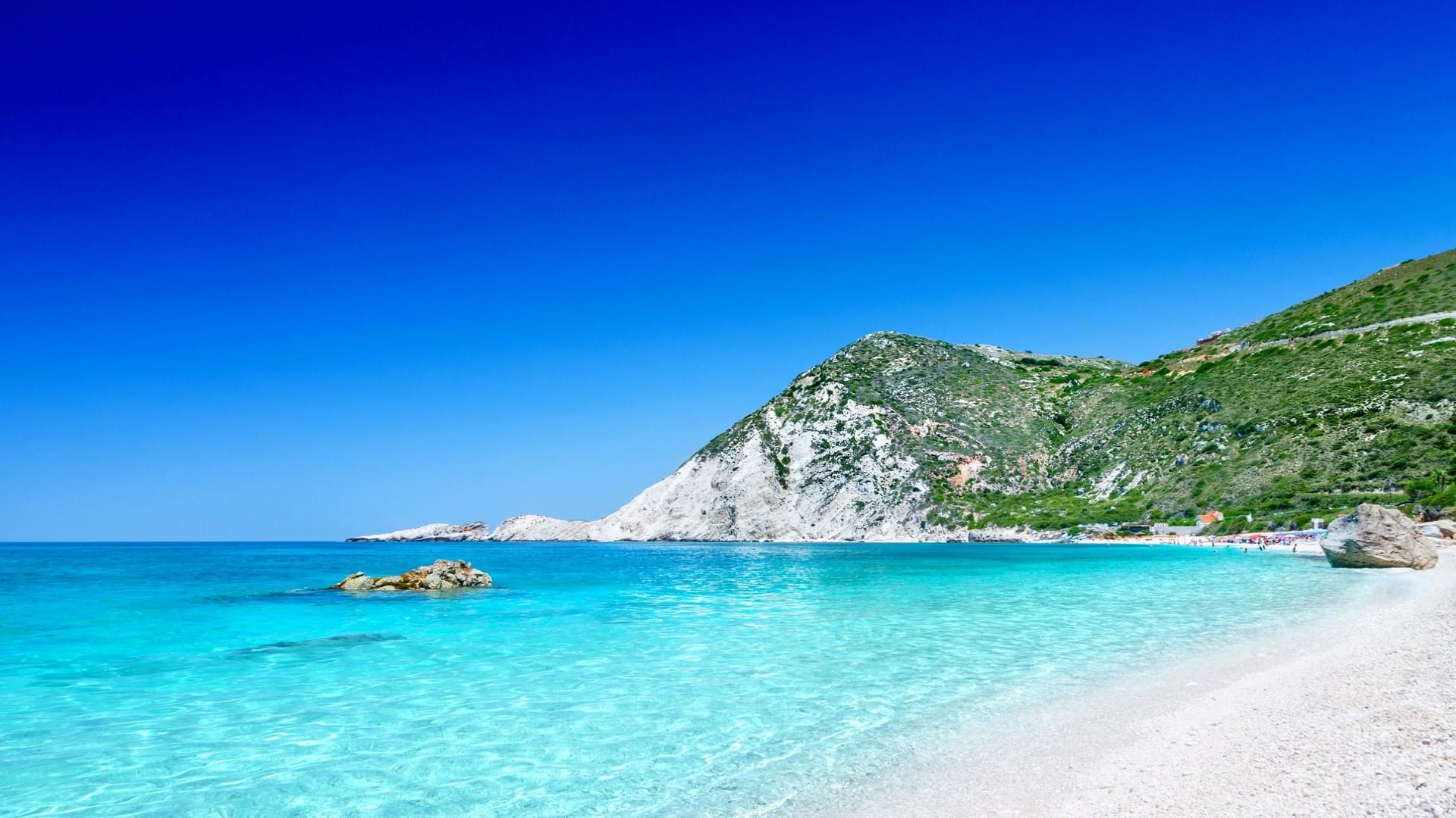 Petani plaža na Kefaloniji, sa tirkizneom bojom mora i predivnim belim peskom na obali.
