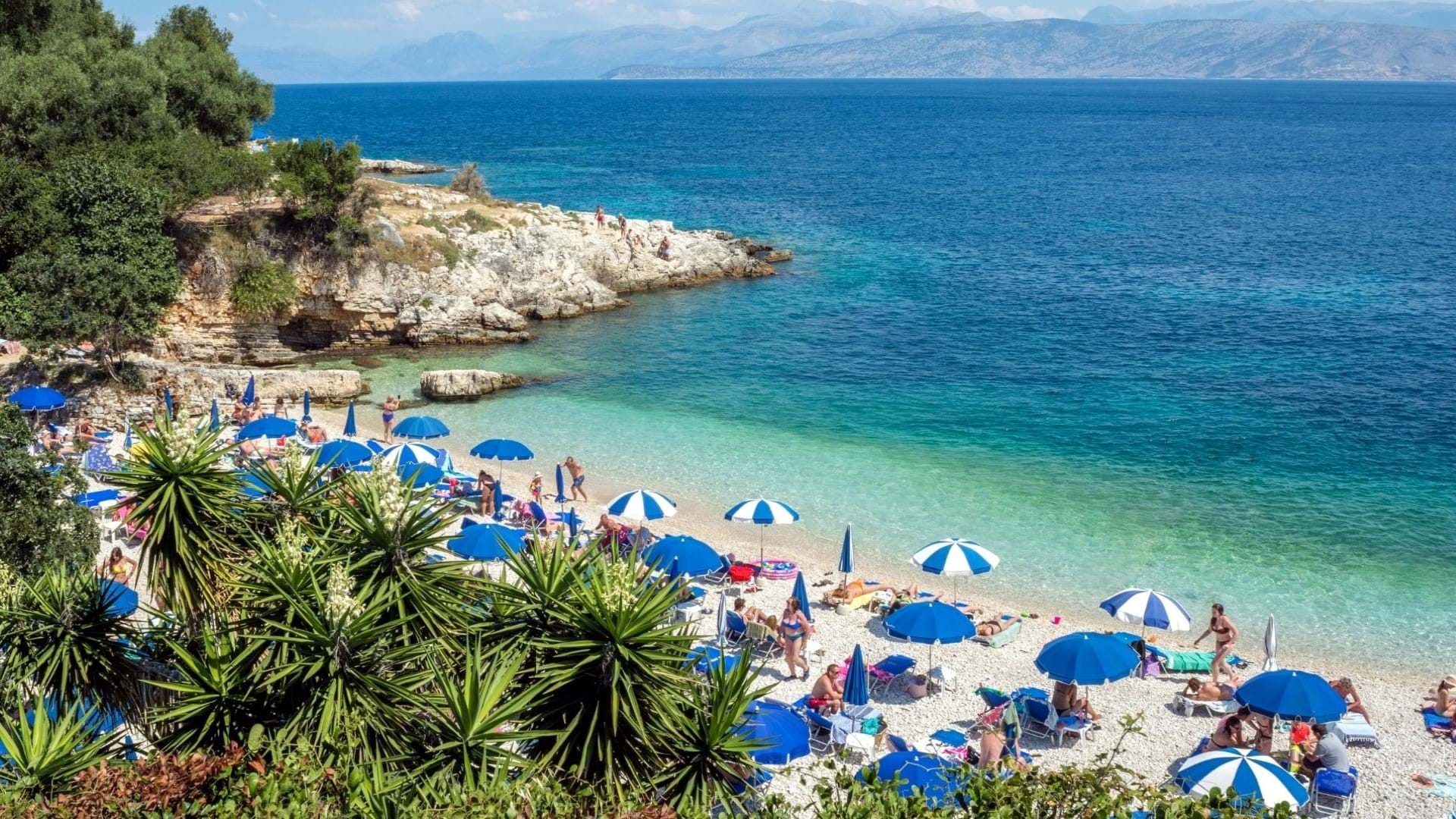 Kasiopi plaža na ostrvu Krf u Grčkoj.