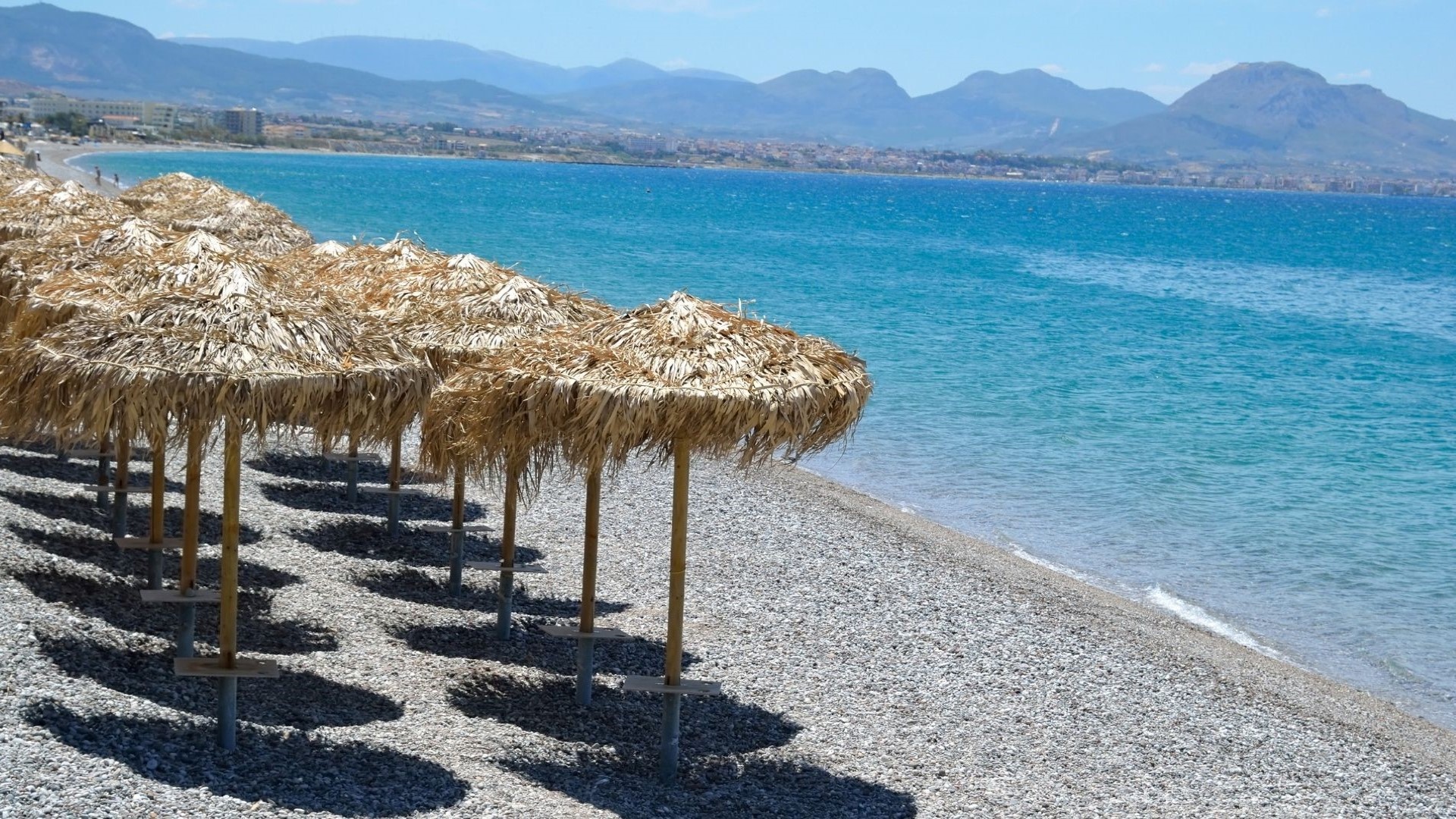 Gradska plaža u mesku Lutraki u Grčkoj.