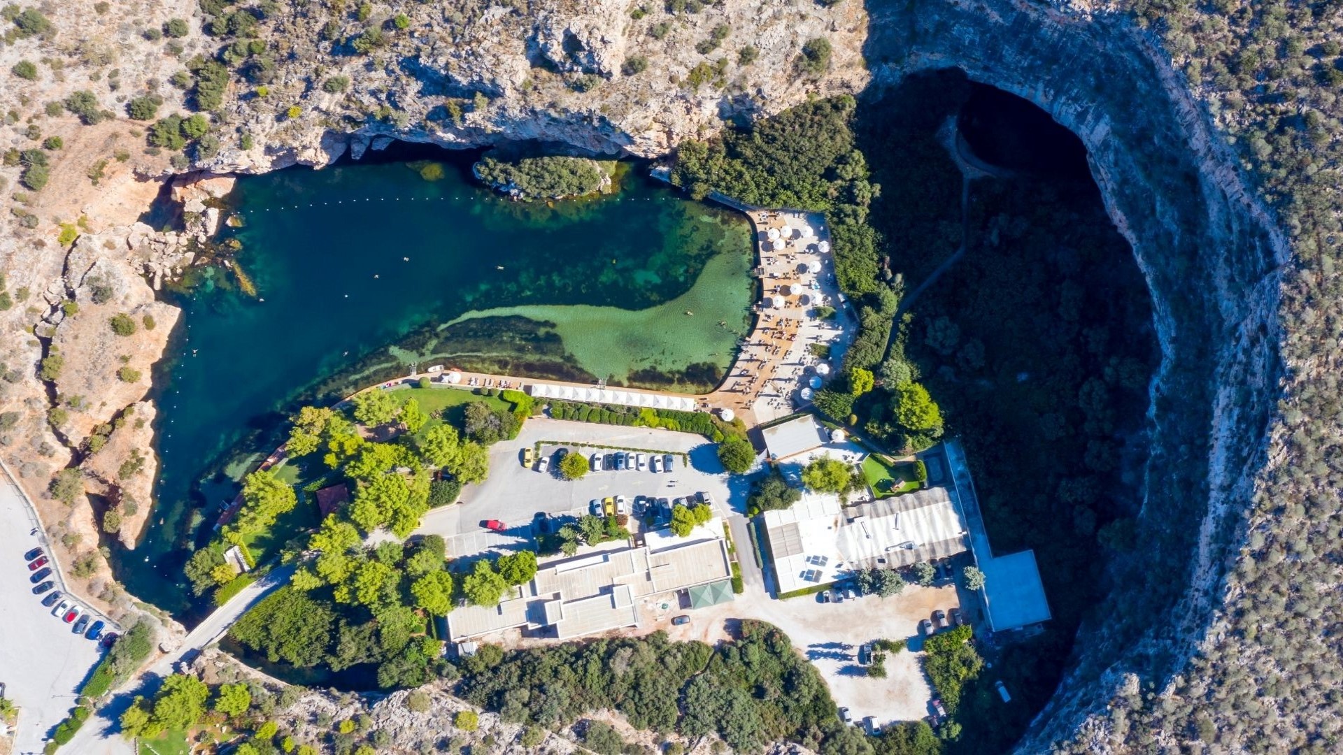 Laguna u blizini lutrakija, povezana sa morem podvodnim tunelom.