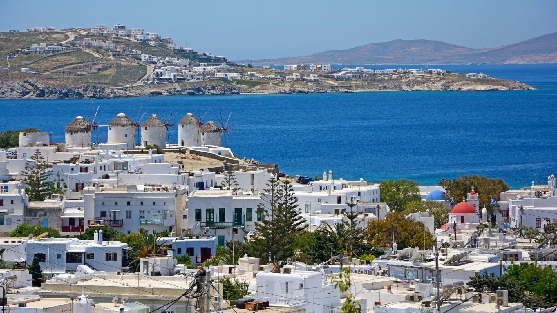 Mikonos Grad slikan sa vidikovca. Zaliv i luka u daljini.