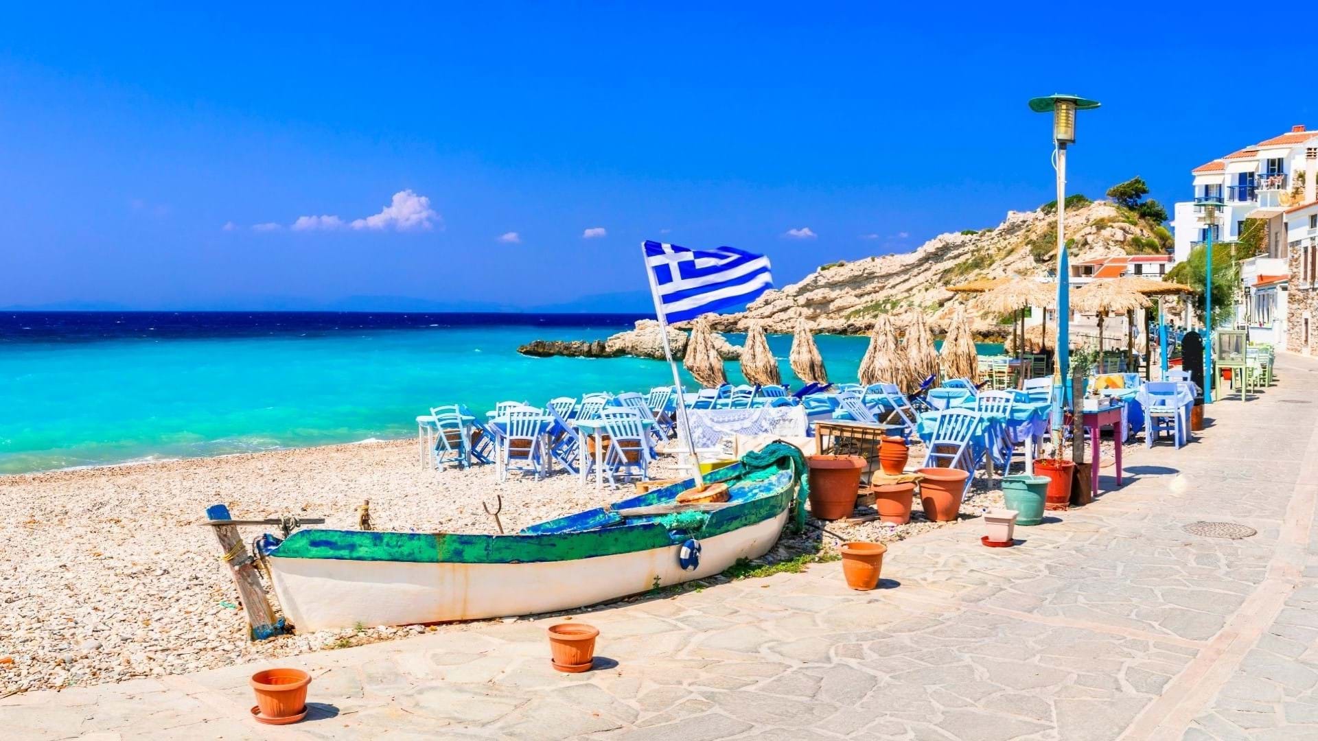 Ostrvo Samos u Grčkoj, jedno od najlepših letovalista u ovoj zemlji. Plaža u glavnom gradu sa prelepom bojom mora  i divnim belim kucama na obali.