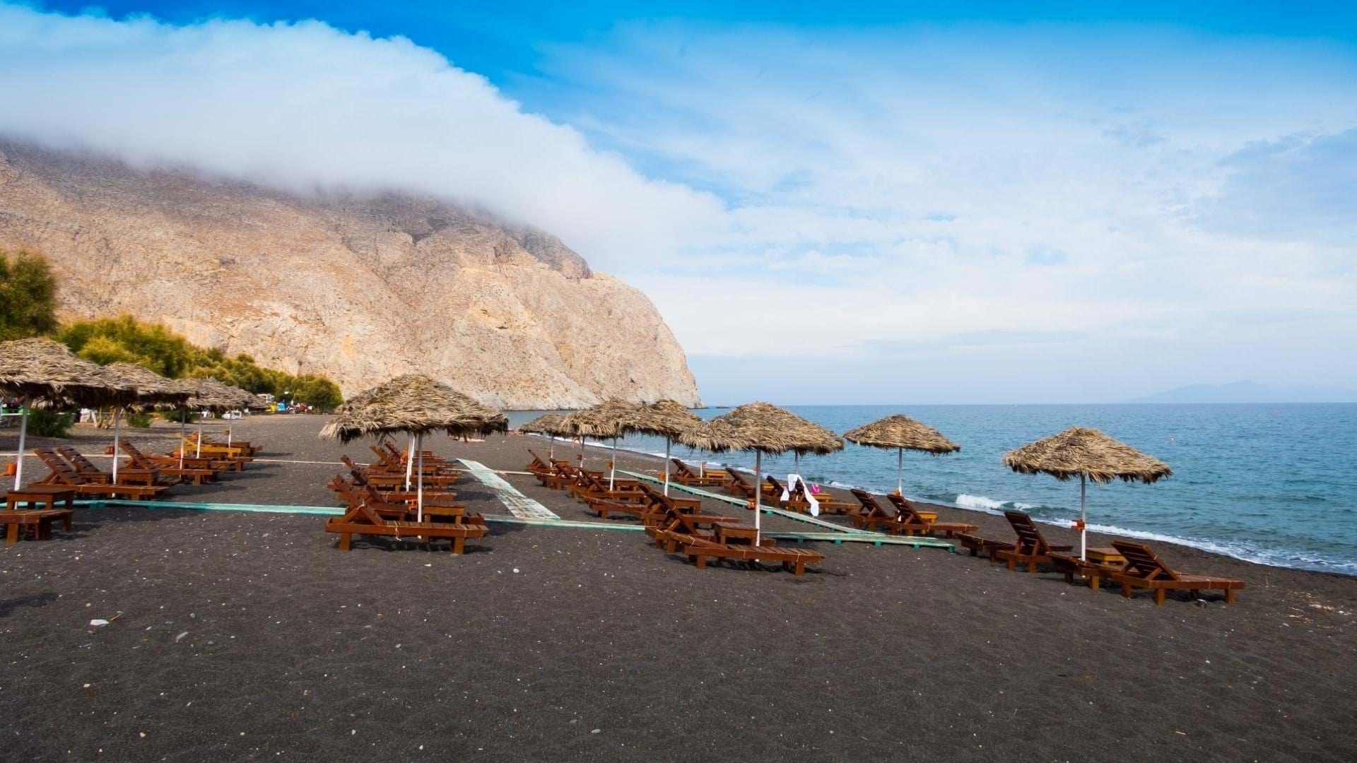 Crna plaža vulkanskog porekla na ostrvu santorini u Grčkoj.