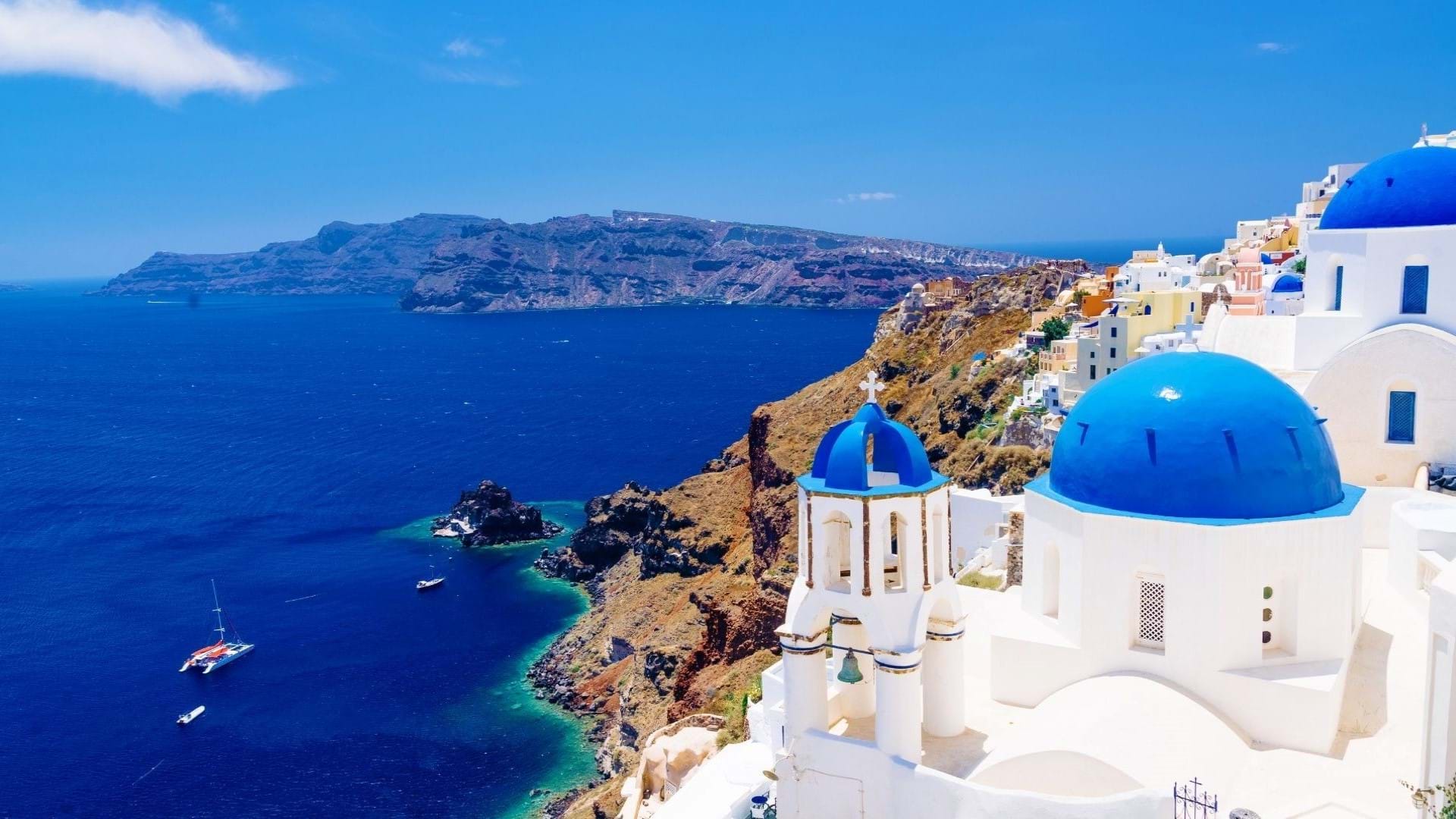 Pogledc iz mesta Tira ka zalivu i luci ostrva Santorini u Grčkoj.