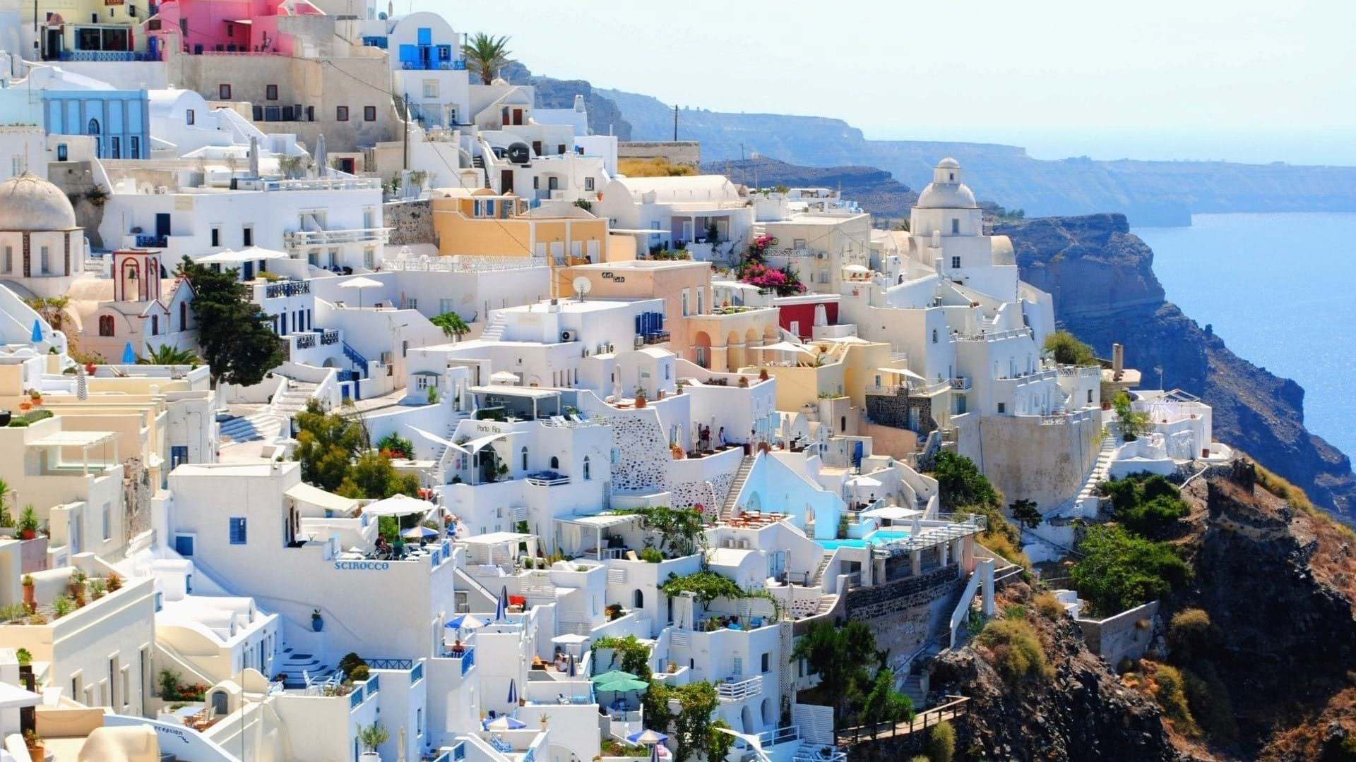 Thira u Santoriniju omiljeno je mesto za odsedanje turista iz celog sveta.