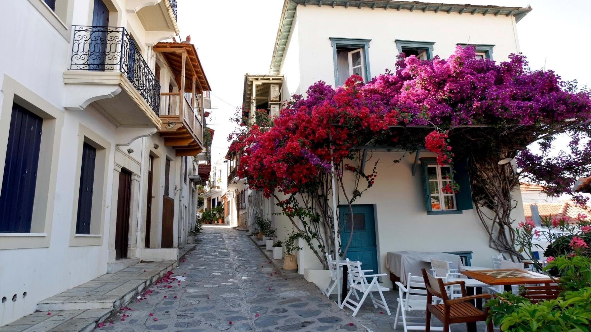 stari grad na ostrvu Skopelos. Tradicionalno sagrađene bele kuće sa plavim prozorima i cvece po njima.