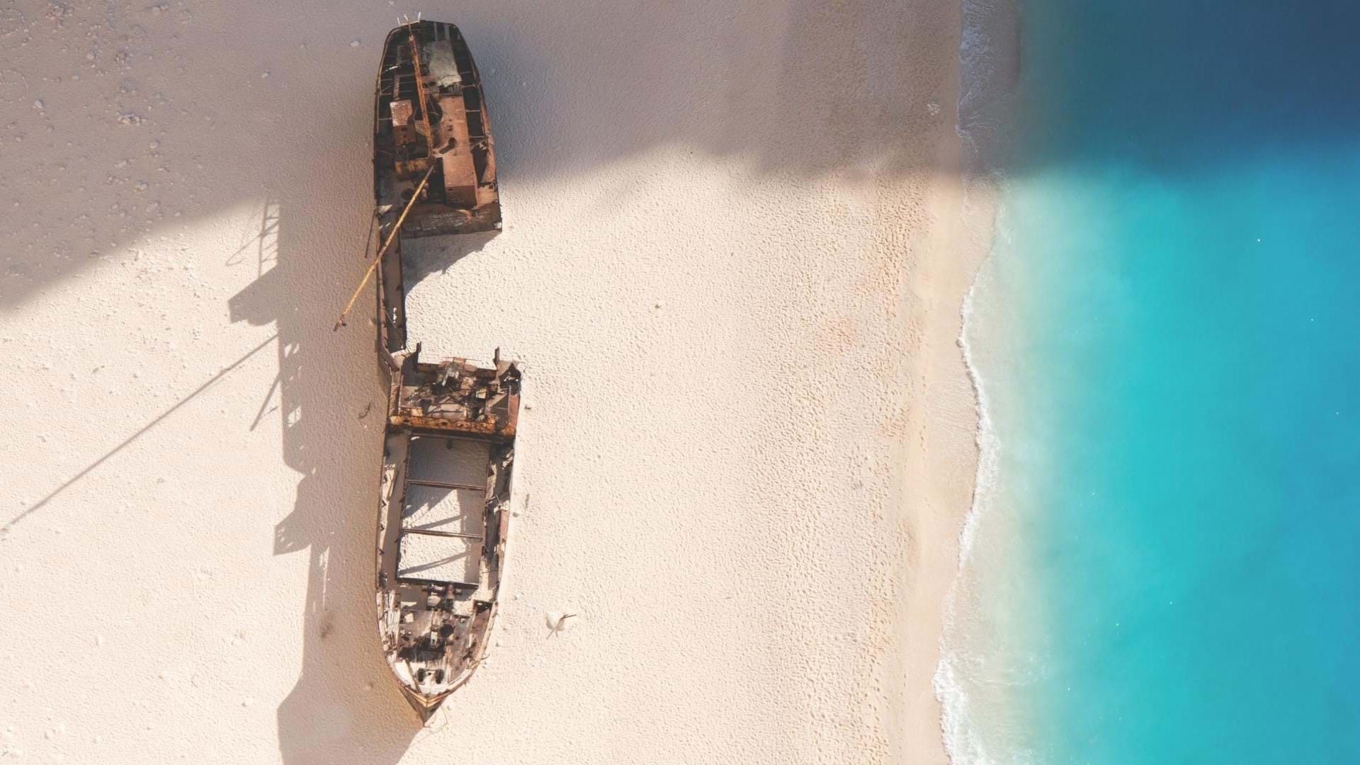 Navagio plaža na ostrvu Zakintos slikana iz aviona.