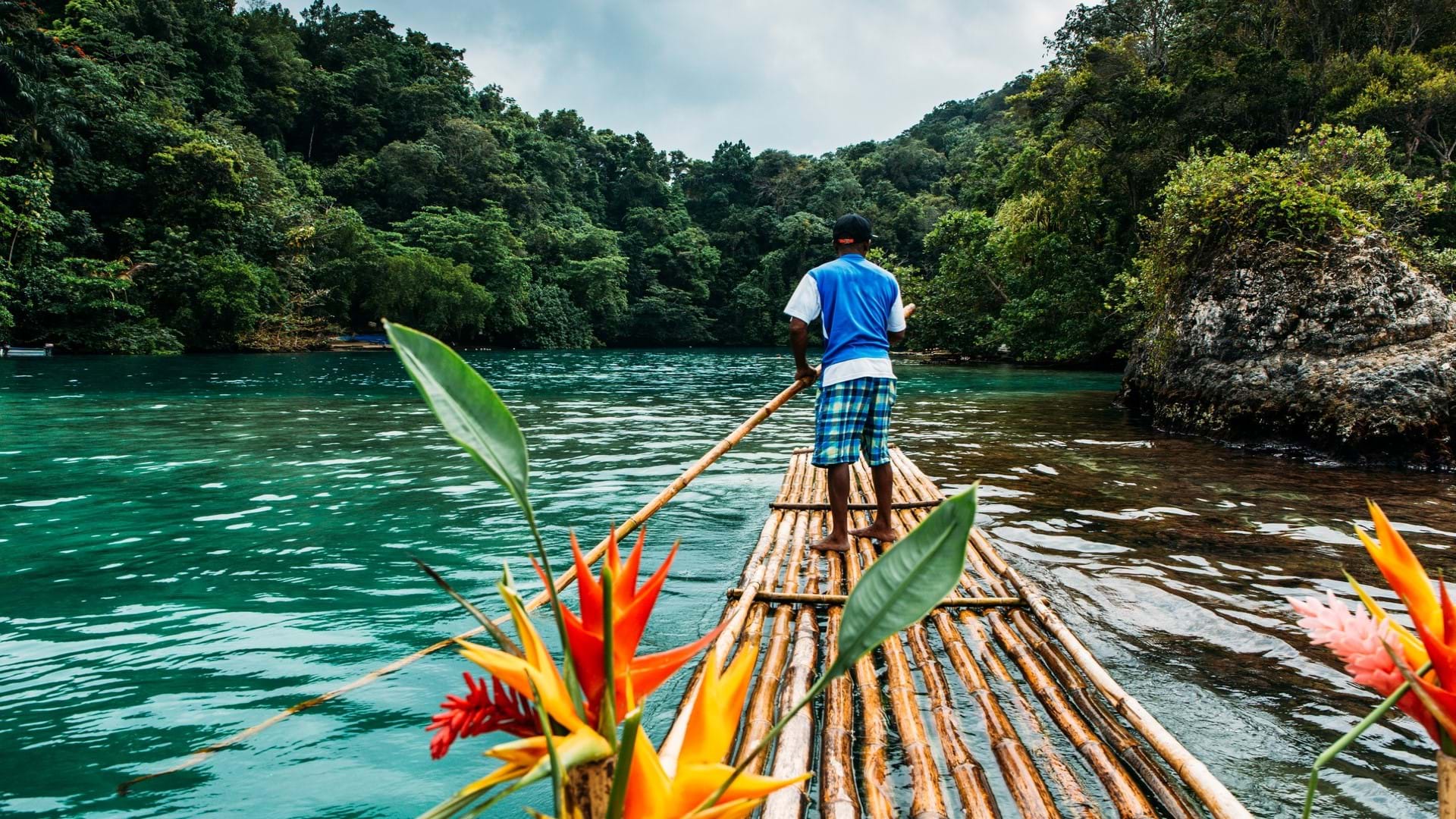Bamboo laguna na Jamajci, obilazak na drvenom splavu napravljenom od banbusovih debla.