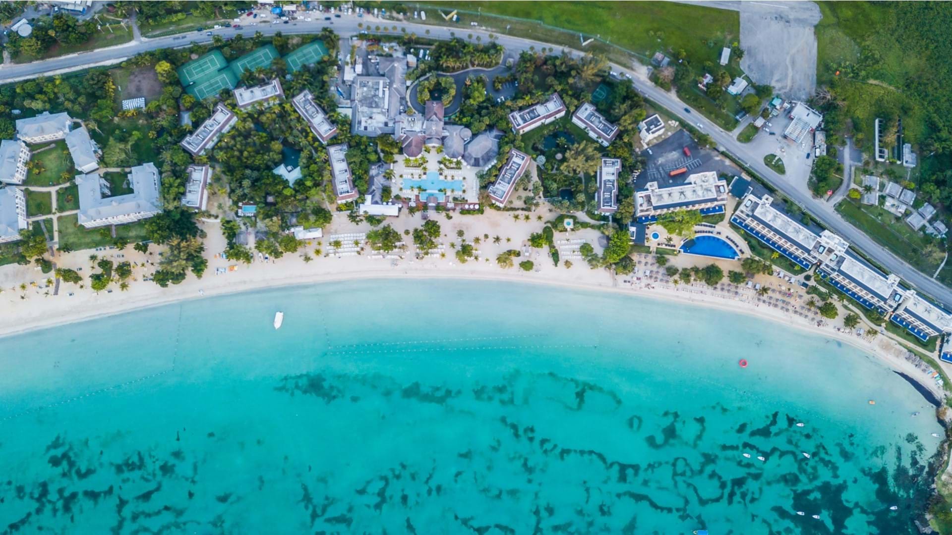 Jedan od mnogobrojnih rizort hotela na Jamajci. Turisti često odsedaju u ovakvim hotelima koji imaju bazene, teniske terene, sopstvenu privatnu plažu i all inclusive uslugu.