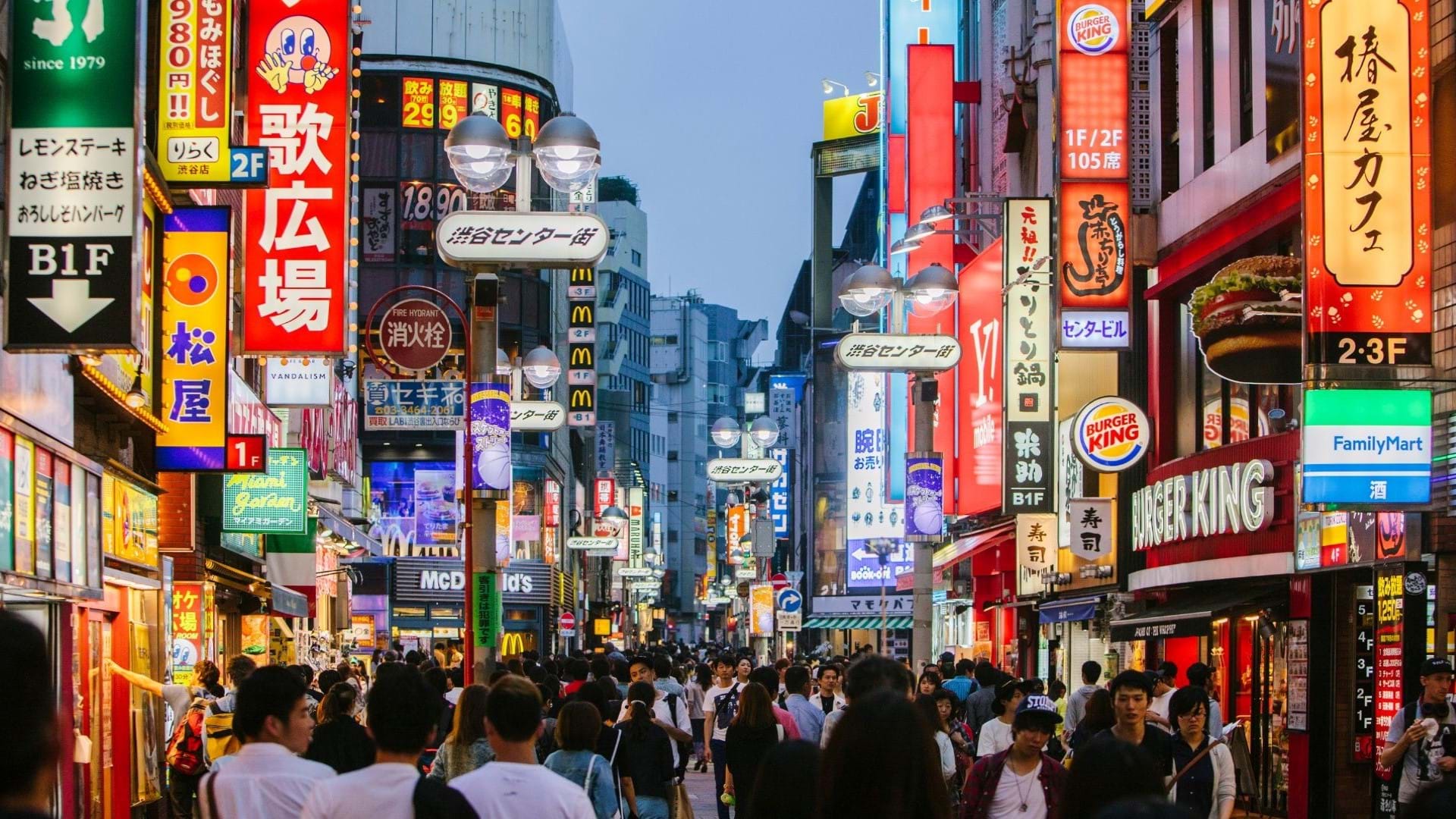 Tokio, jedna od poznatih ulica sa mnogobrojnim restoranima i mnogo svetlećih reklama na fasadama zgrada