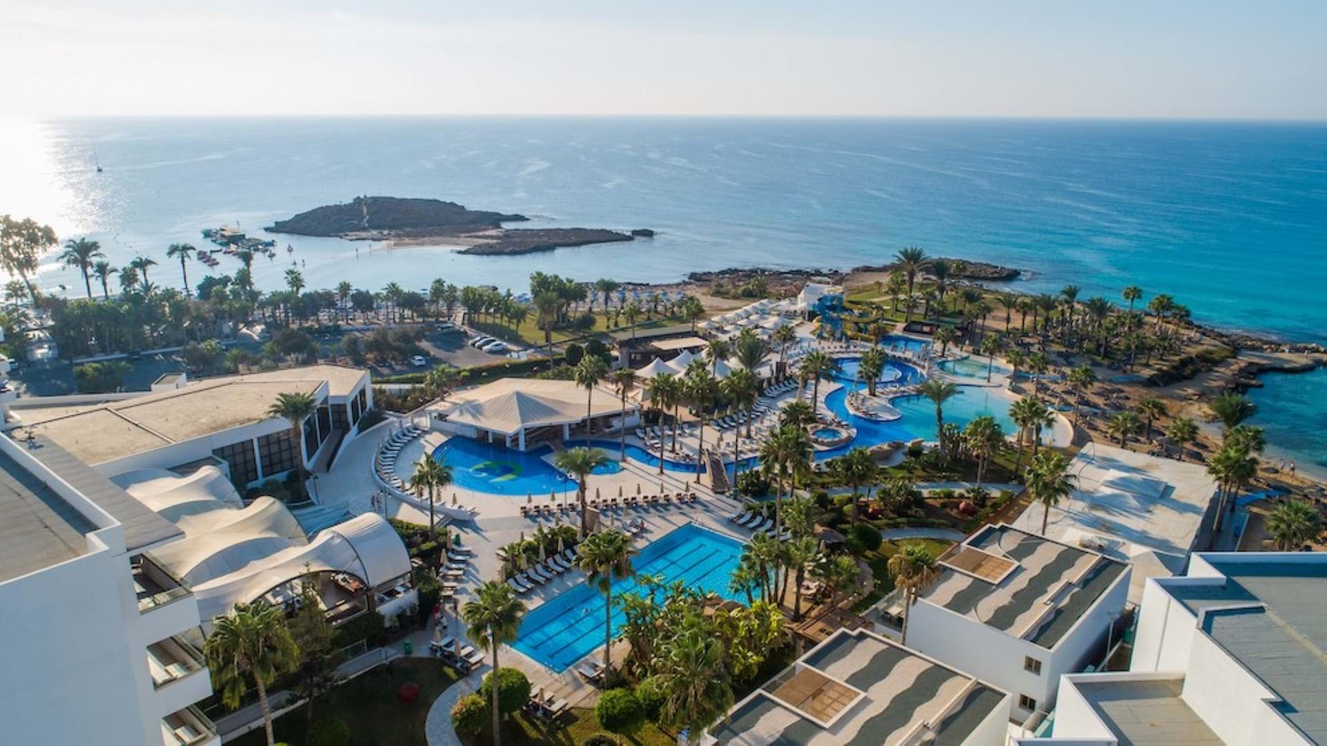 Bazen i sunčalište u Adams Beach Hotelu, Ayia Napa, Kipar