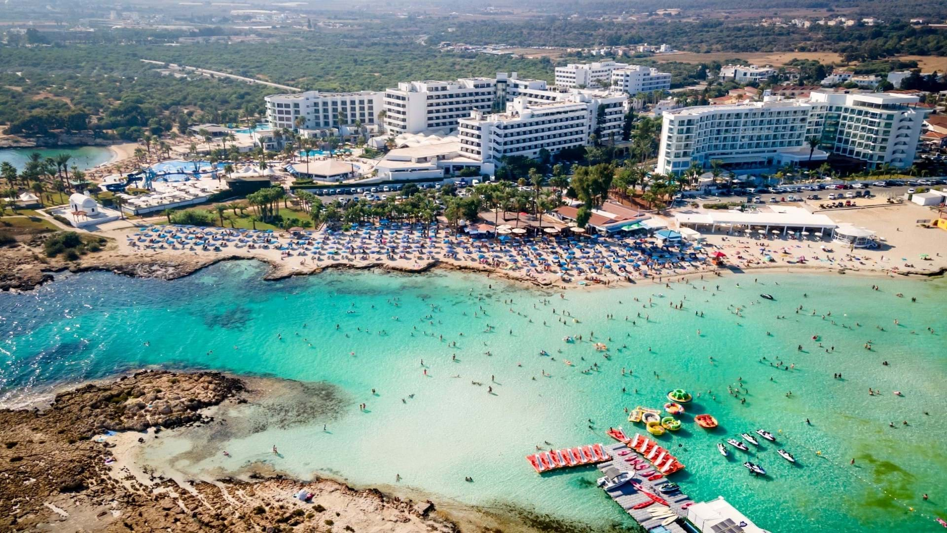 Aiya Napa popularno letovalište na Kipru. Jedna od najlepših plaža slikana odozgo.