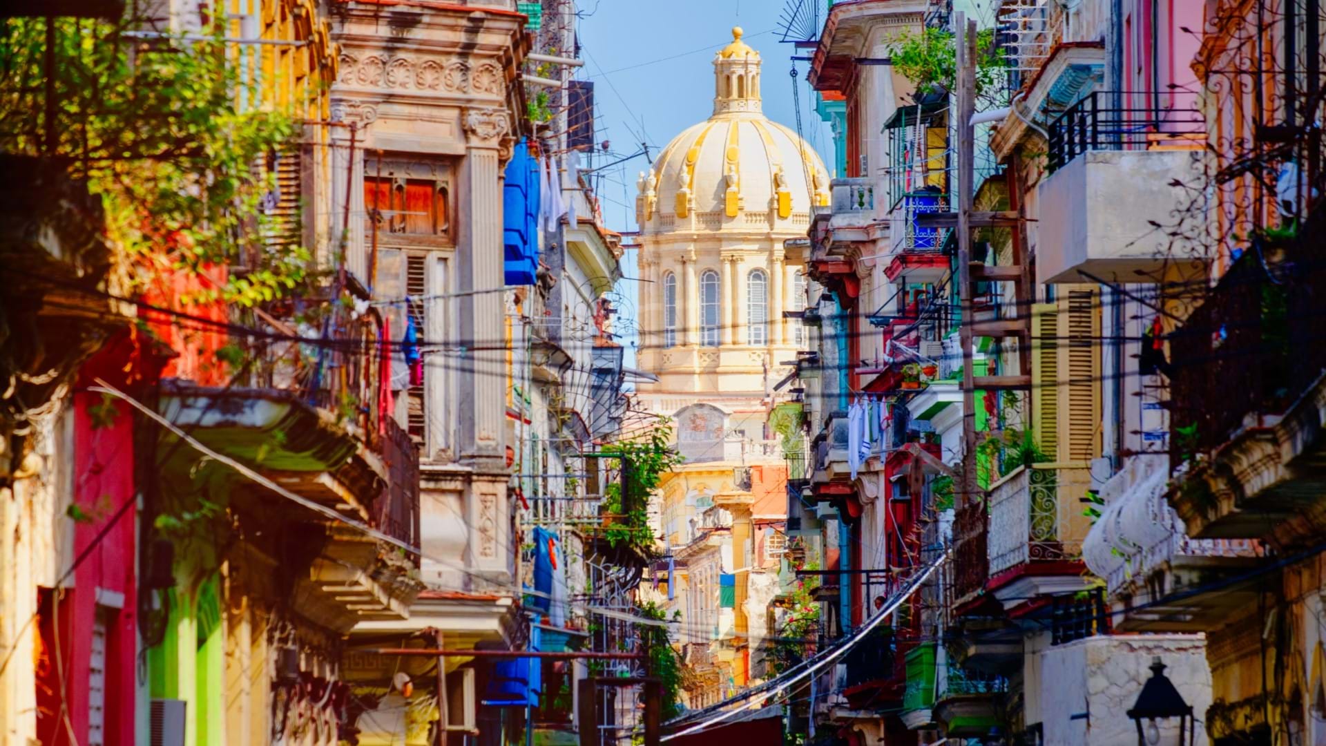 Havana, glavni grad Kube, stare fasade i pogled na Kapitolio.