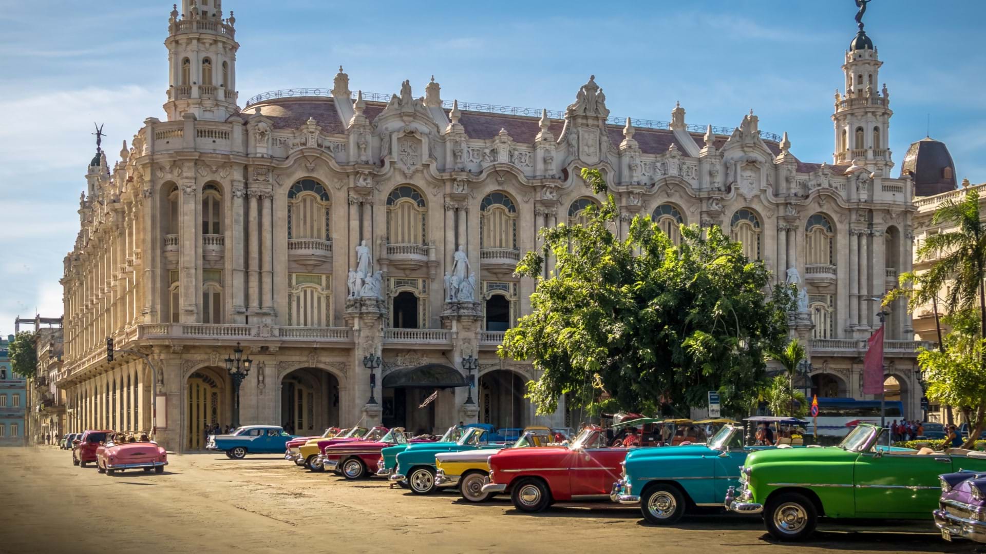 Centralni Trg Havane. Old Timer automobili i prelepe građevine u pozadini.