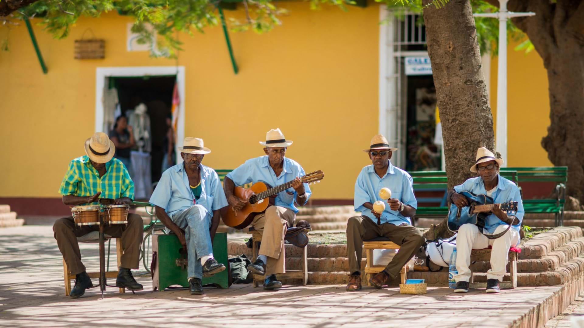 Grupa uličnih svirača na Kubi.
