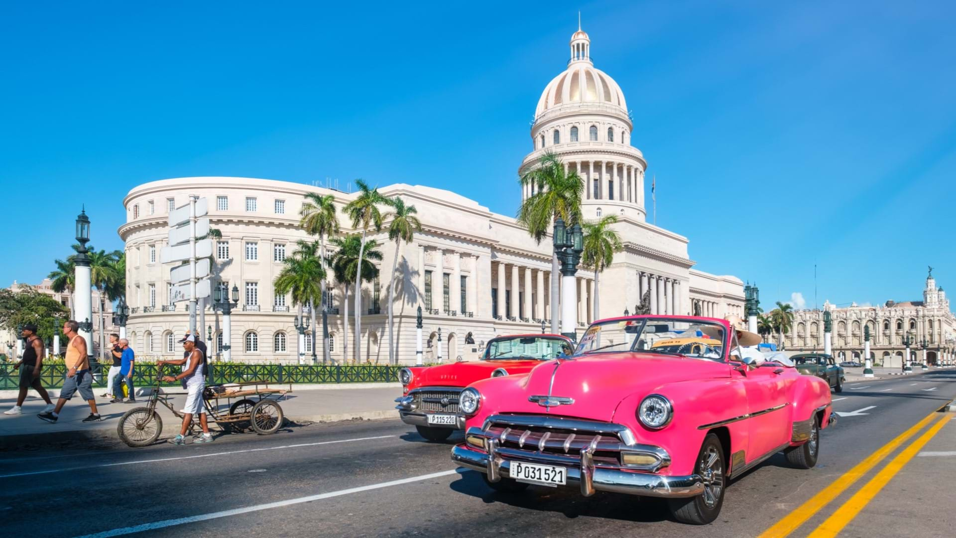 Kapitol u Havani i mnogo old timer automobila ispred njega. Predivan prizor na trgu u Havani.