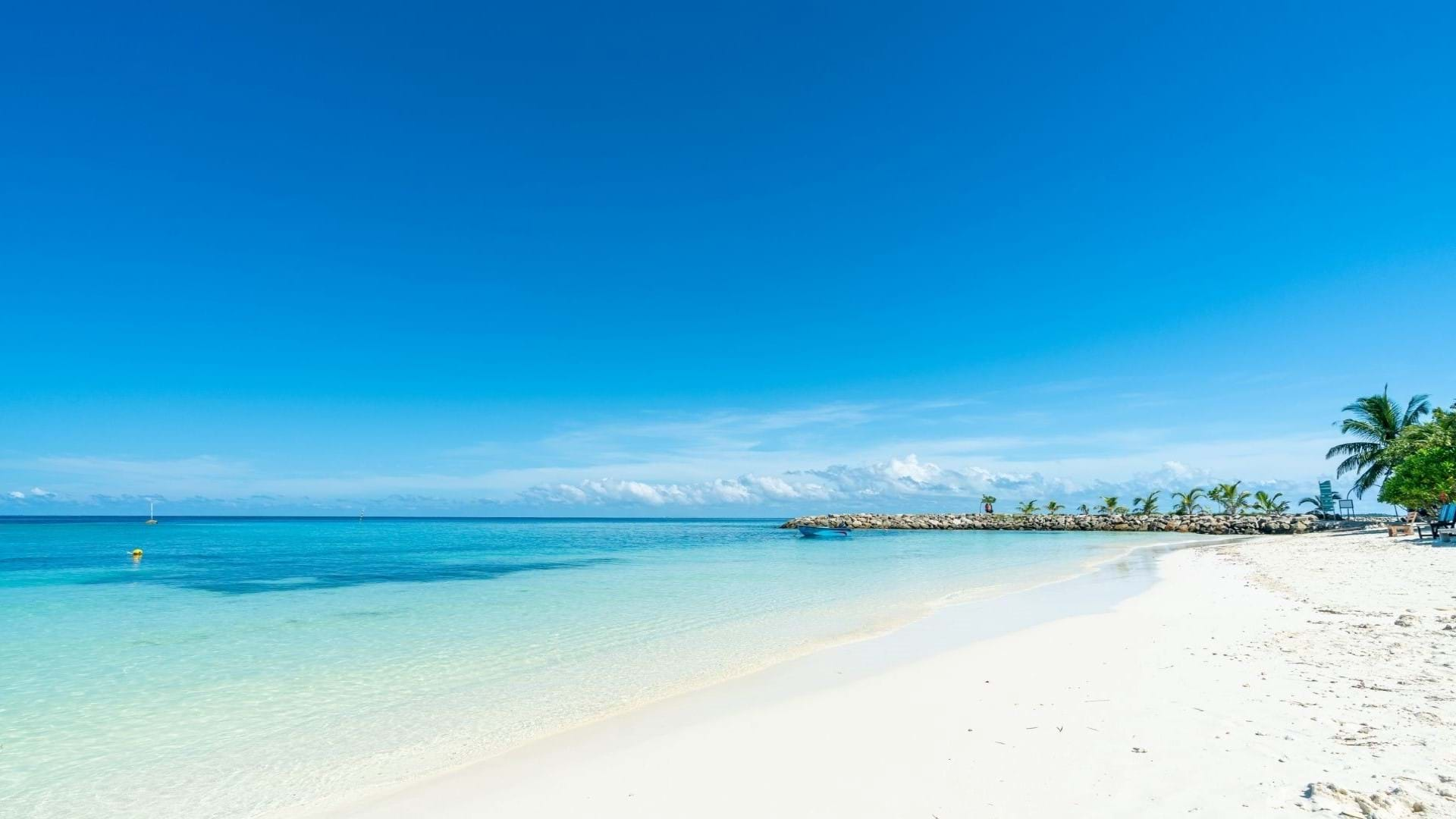 Jedna od plaža na ostrvu Mafuši. Takozvana bikini beach.