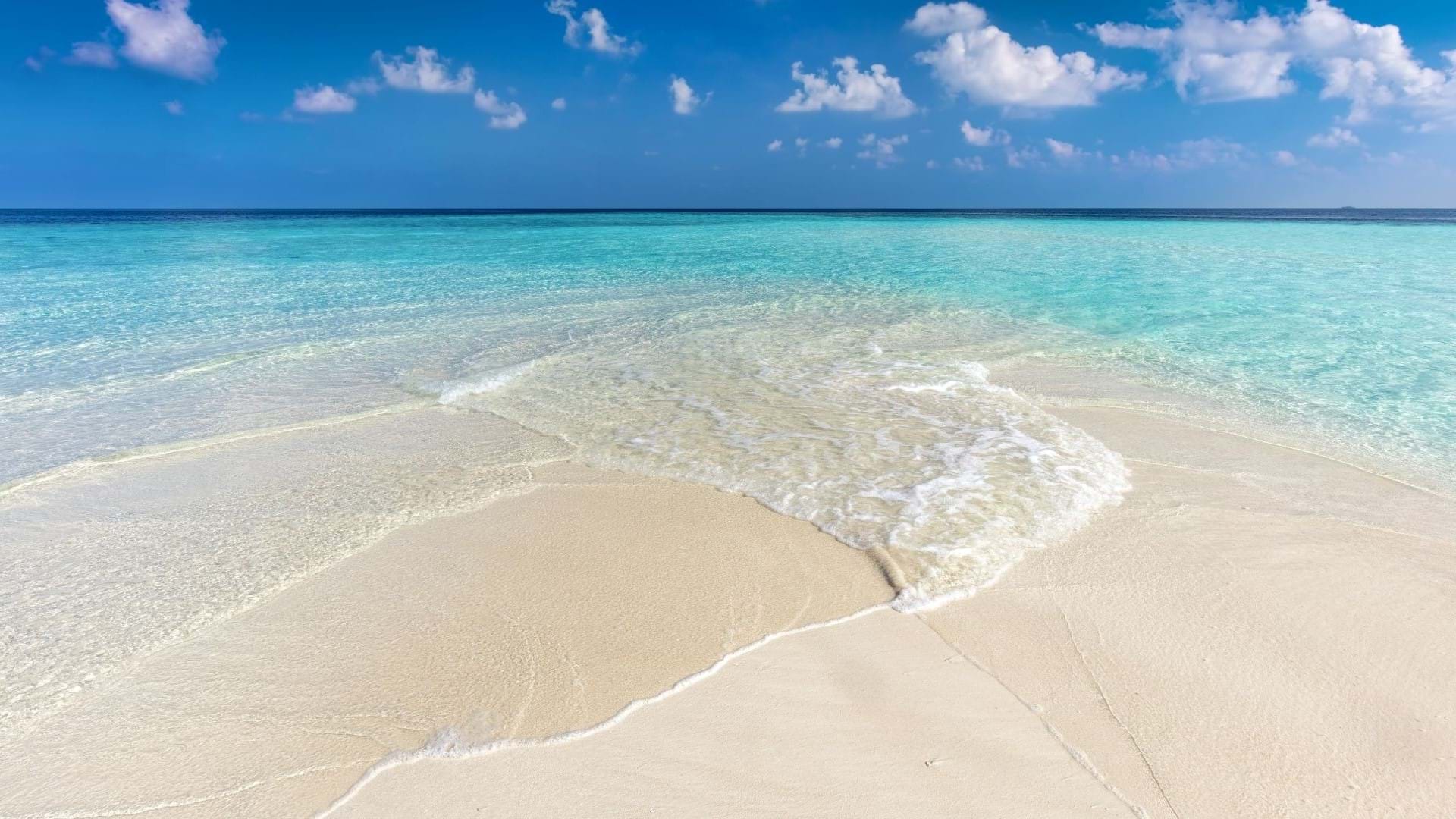 Tirkizna plaža na ostrvu Mafuši, beli pesak i kristalno čisto more.