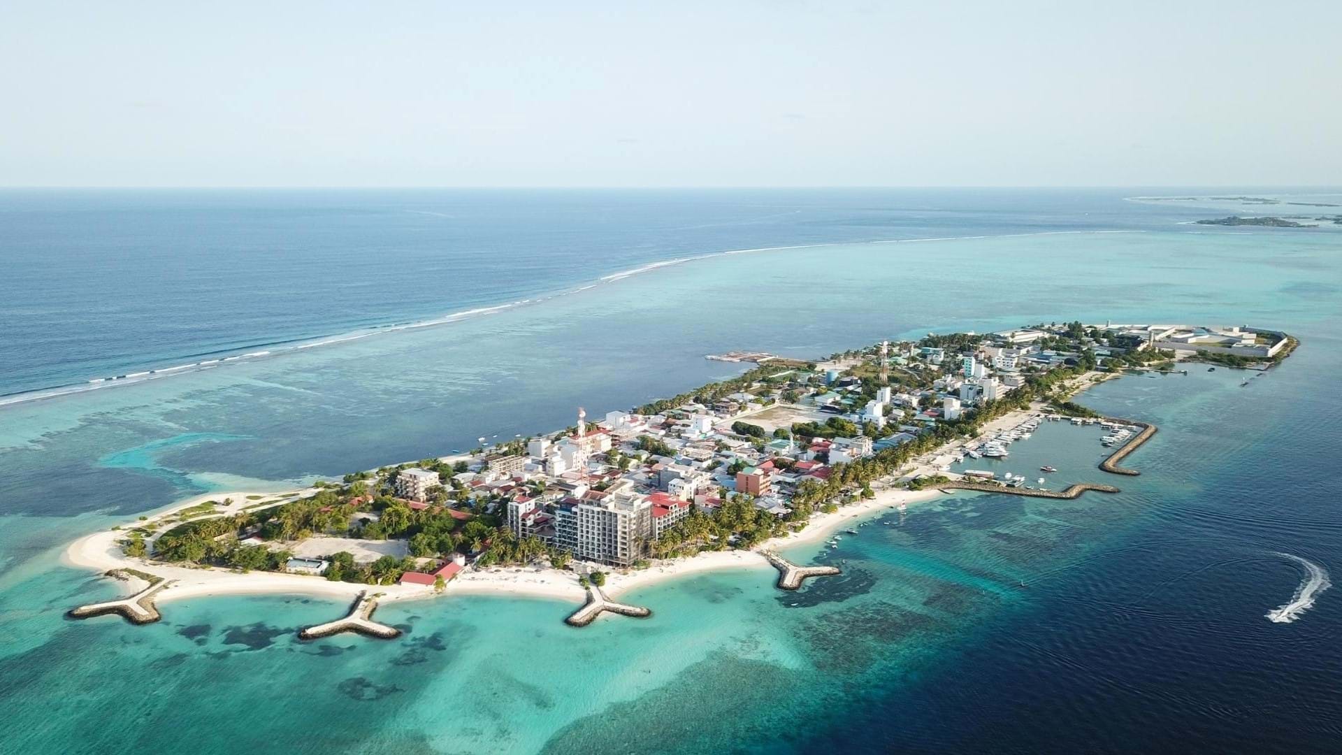 Ostrvo Mafuši na Maldivima slikano iz vazuha. Plaža, hoteli i luka. Veliko plavetnilo u pozadini