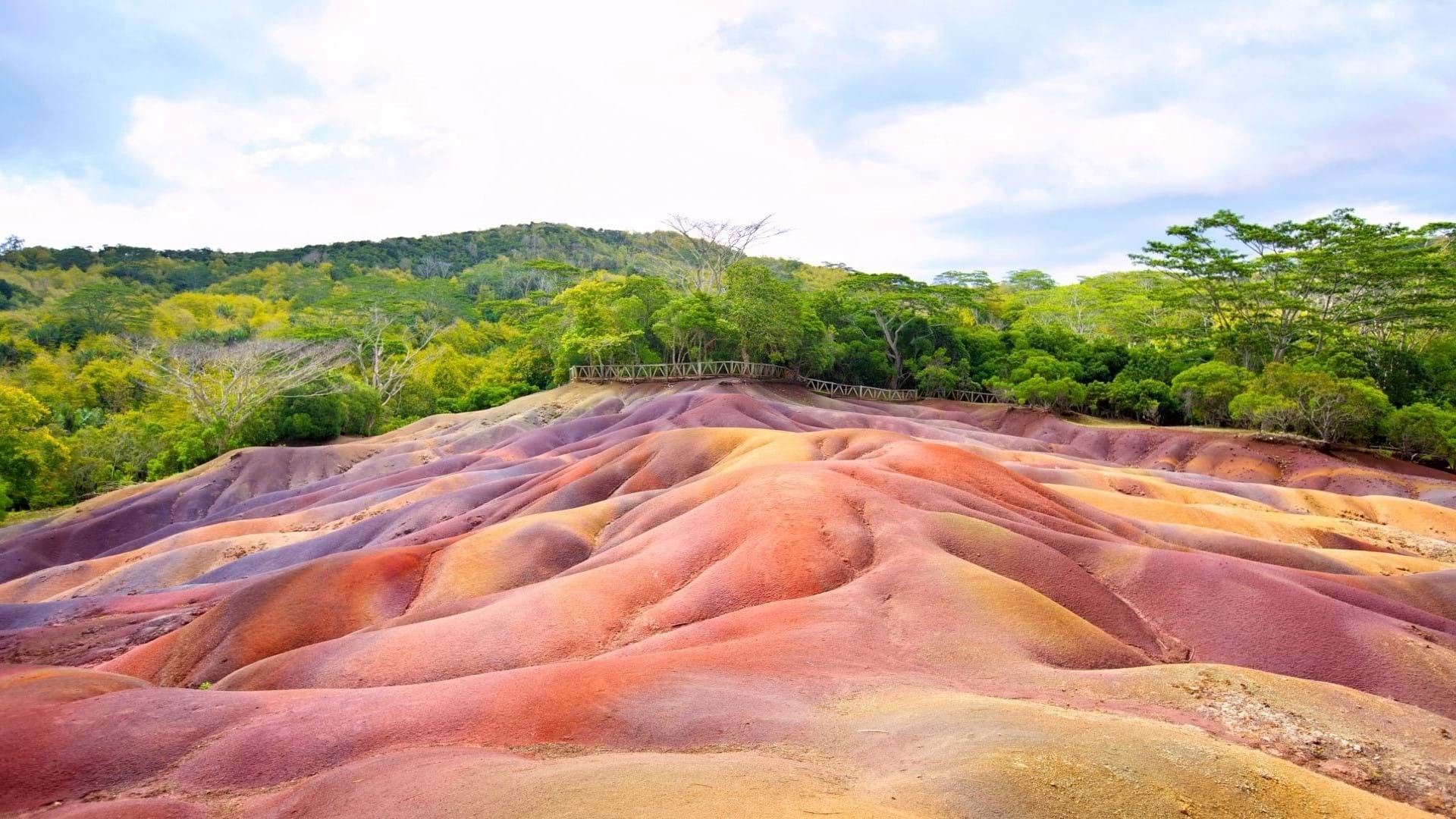 Vulkanska polja na ostrvu Mauricijus, mnoštvo boja i prelepi prizor.