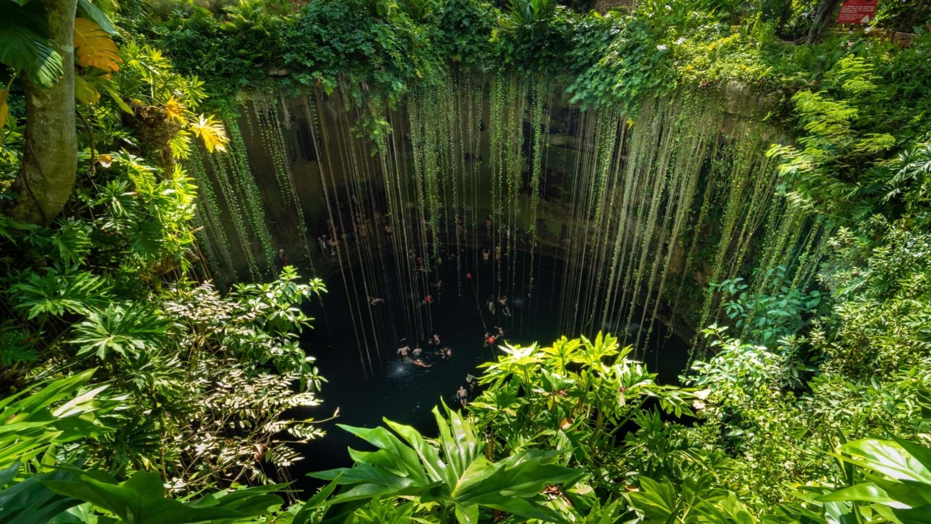 Cenote u Meksiku su prirodni bazeni nastali propadanjem tla. Ovakve bazene možemo videti samo na poluostrvu Jukatan u Meksiku. 