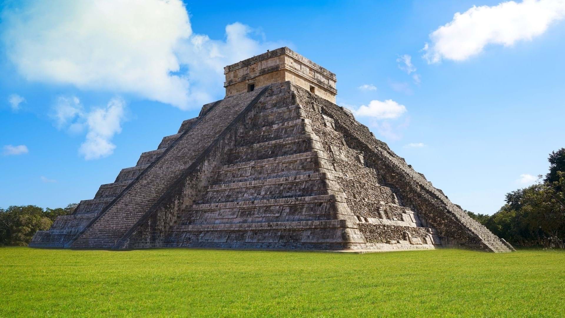 Čičen Ica piramida u okviru isotimenog konpleksa iz vremena Maja i Inki. Prelepa građevina na uređenom zeleznom travnjaku.