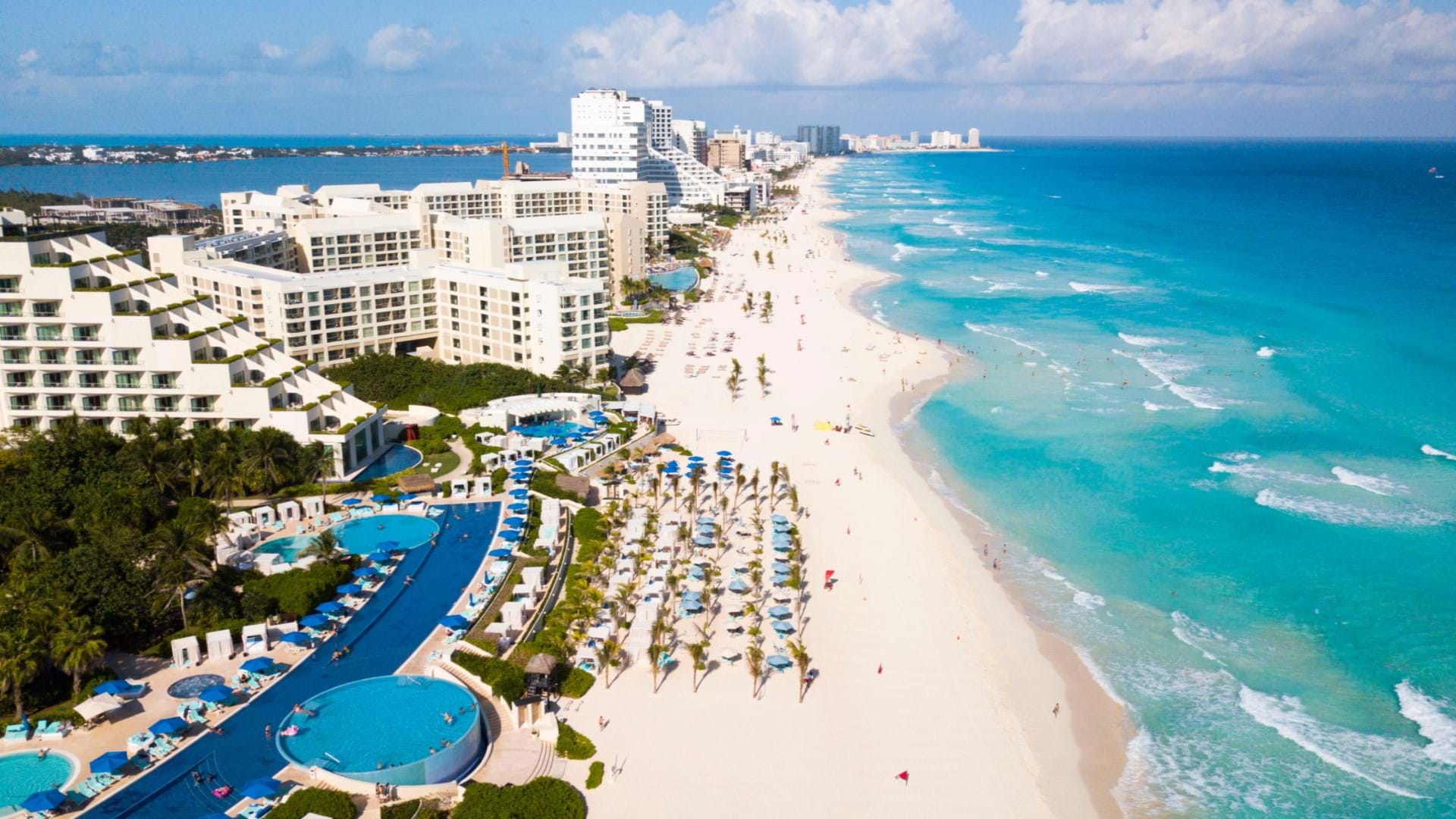 Rivijera Hotelijera u mestu Kankun. Obala sa preko 100 hotela iz najpoznatijih svetskih lanaca hotela. Tirkizna obala i savršeno plava boja mora.