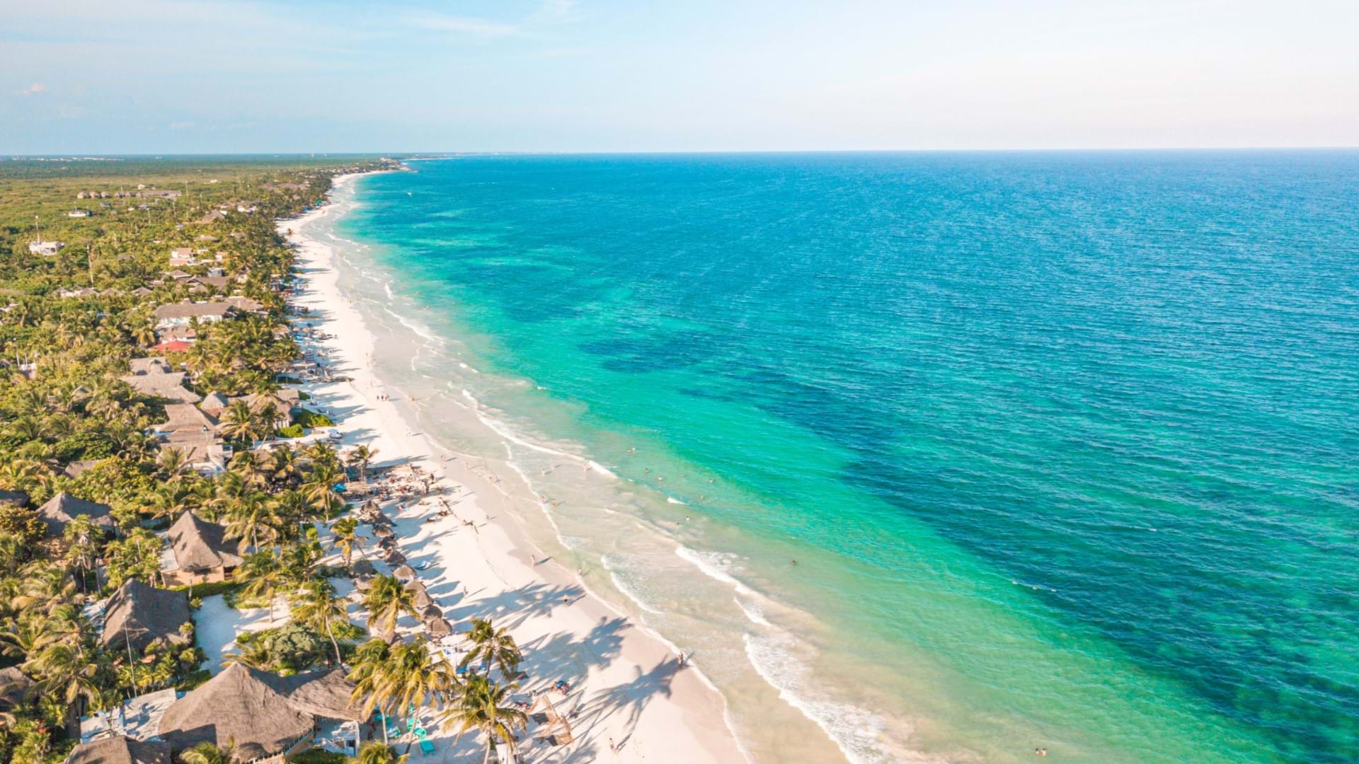 Meksiko putovanje, Tulum slikan iz vazduha, obala na rivijeri maja sa tirkiznim morem i obalom posutom belim peskom i mnoštvom palmi. Savršen prizor.