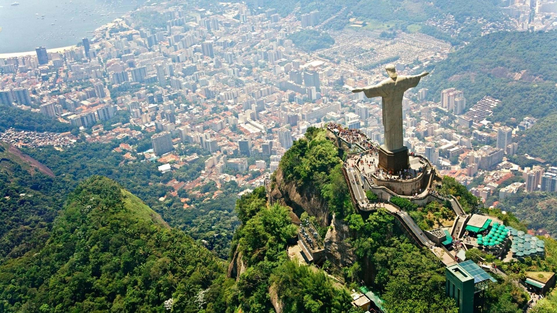 Rio de Žaneiro, Brazil putovanje. Statua Isusa i grad u daljini