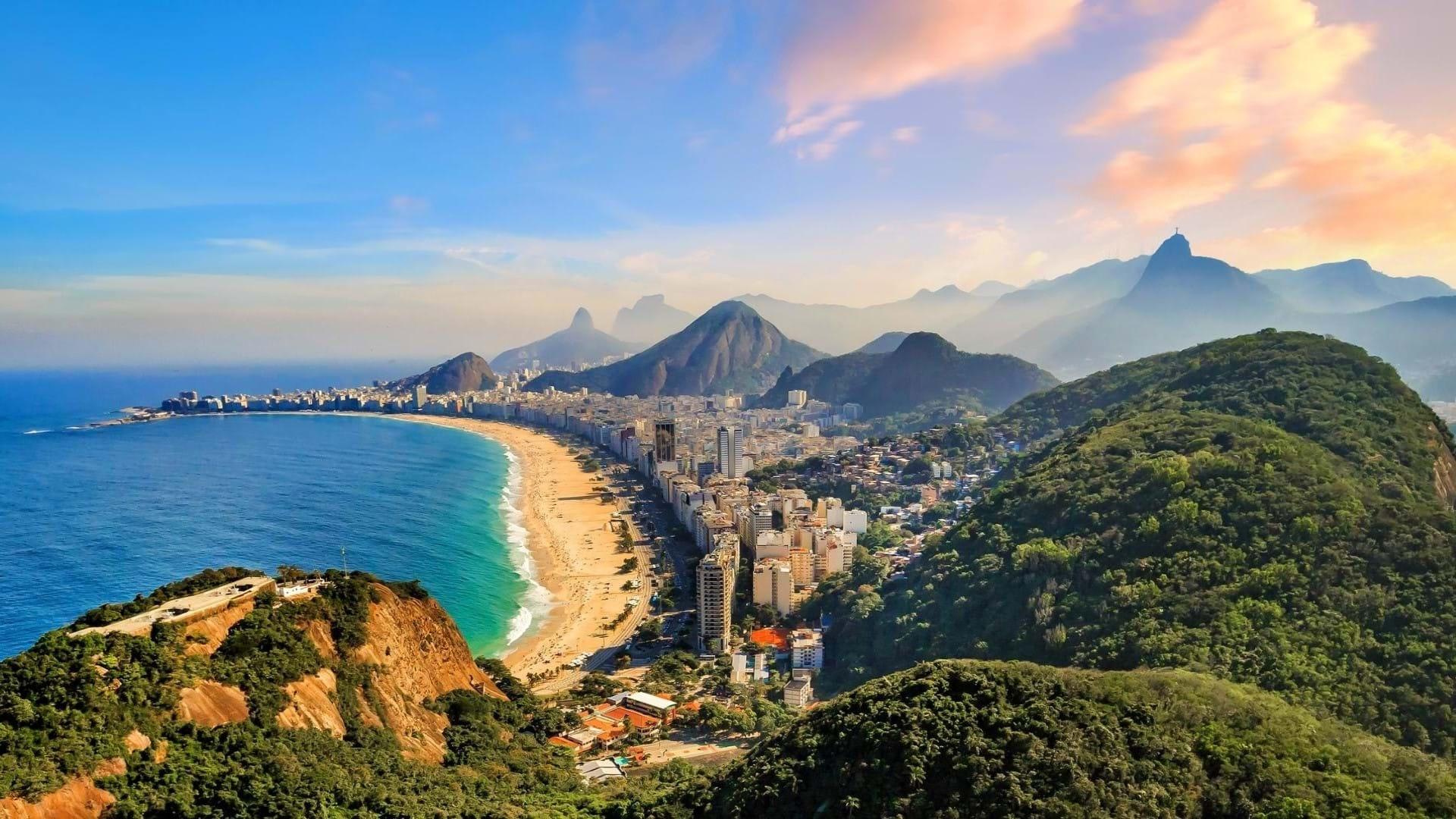 Rio de Žaneiro putovanje. Vidikovac iznad grada, sa kog je slikana plaža Copacabana i njena okolina. Predivan prizor planina i zelenila oko grada.